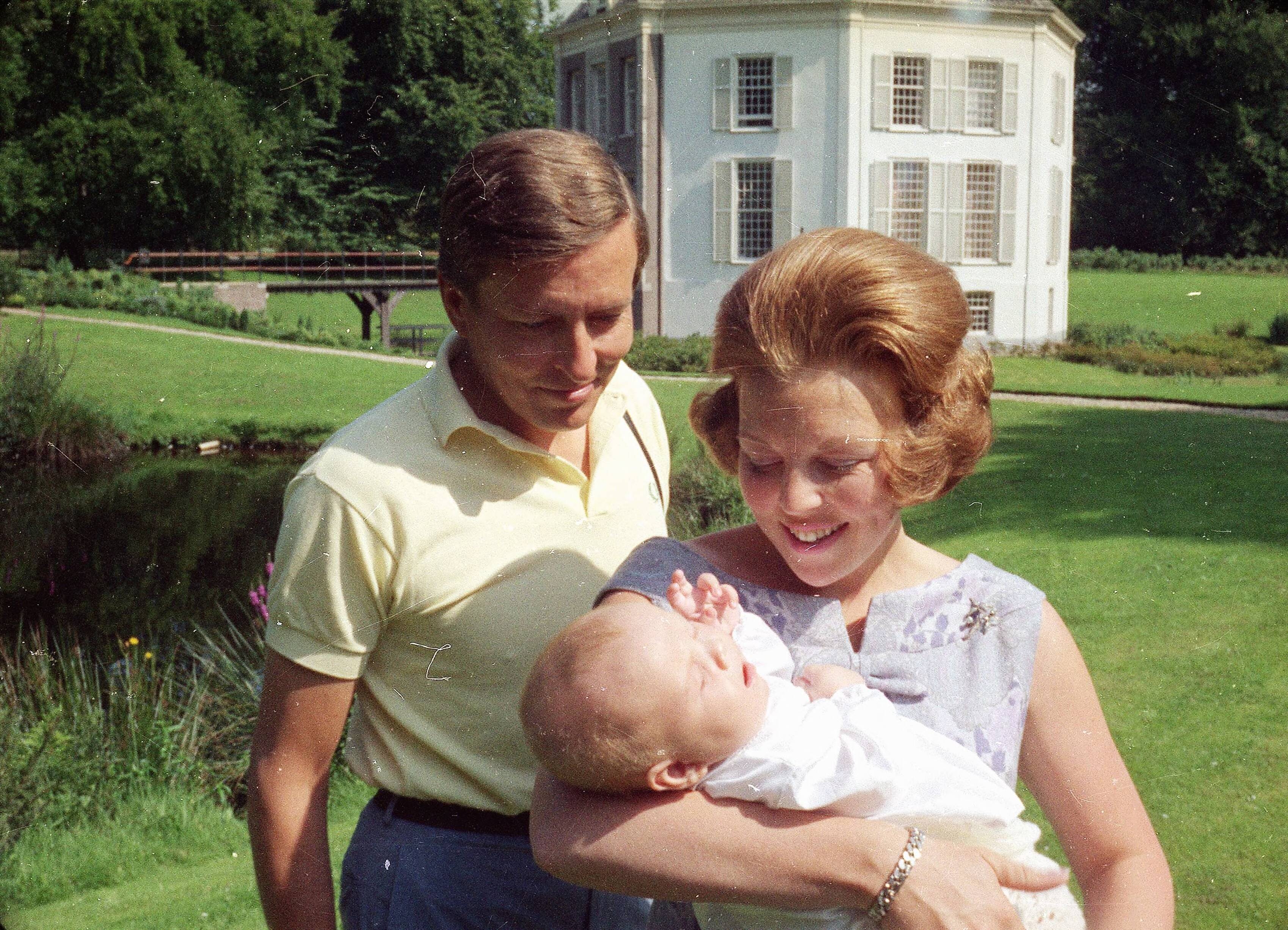 Fotocollectie RVD / Koninklijk Huis — Prinses Beatrix en prins Claus met Prins Willem-Alexander in de tuin van kasteel Drakensteyn, eind augustus 1967 — Foto: Rousel (repro) / RVD. Licentie: Set B: Rechtenvrij / Publiek Domein. Bron: Nationaal Archief. http://hdl.handle.net/10648/afbb715c-d0b4-102d-bcf8-003048976d84