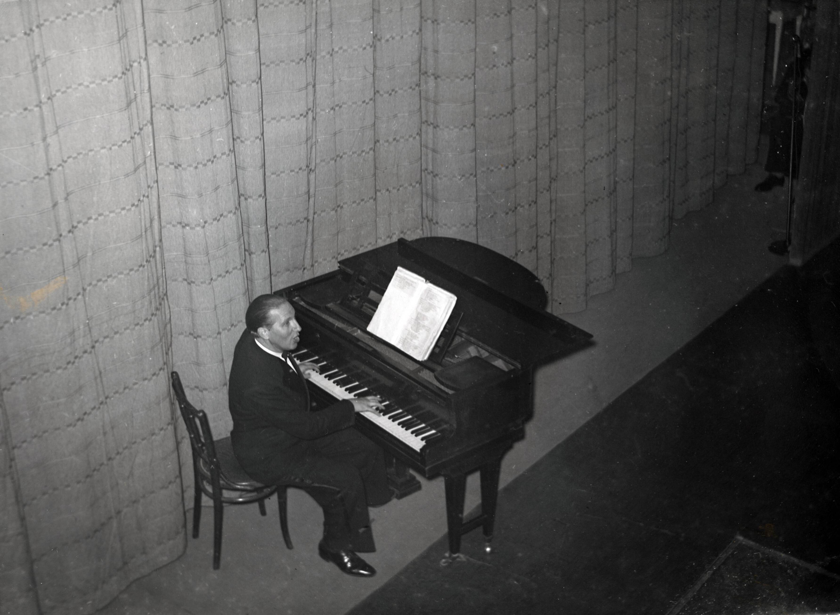 Drukkerij Spaarnestad — [40-jarig jubileum N.V. De Spaarnestad] [Feestavond in het Stadsschouwburg van Haarlem] [pianist] — Foto: Fotograaf Onbekend / Fotobureau onbekend / Spaarnestad Photo (05887). Licentie: Set B: Rechtenvrij / Publiek Domein. Bron: Nationaal Archief. http://hdl.handle.net/10648/35429da6-39f1-a382-e063-6df0900a6686
