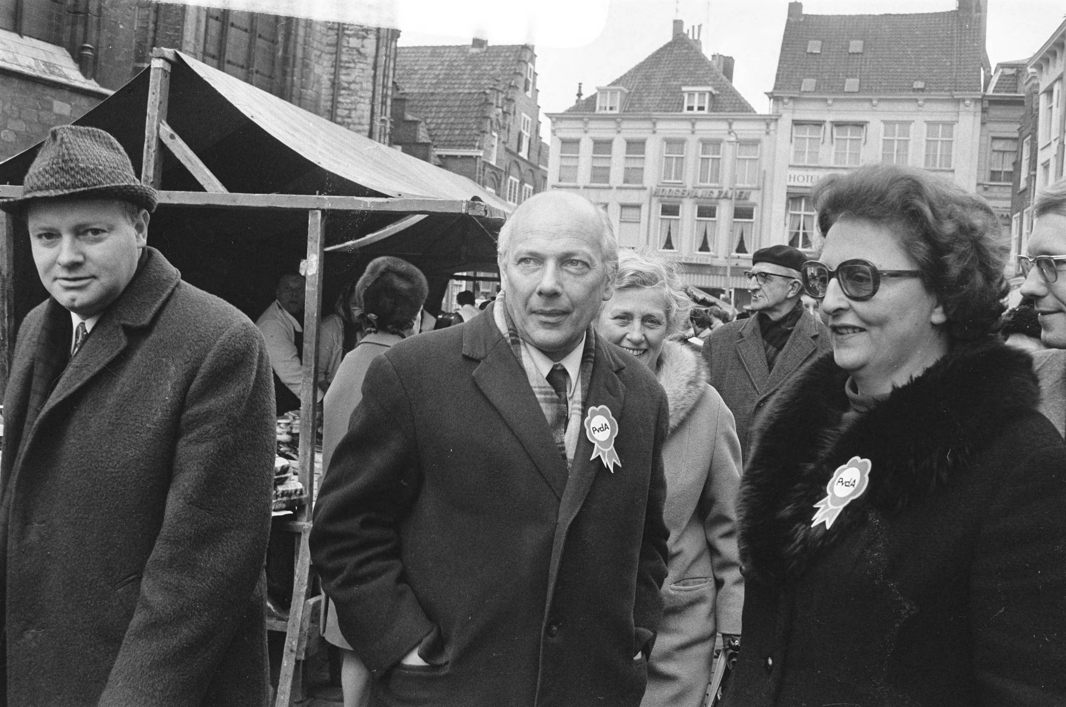 Joop den Uyl in Breda met een karavaan op verkiezingstournee voor de PvdA — Den Uyl met zijn echtgenote Liesbeth den Uyl-van Vessem — Foto: Fotograaf Onbekend / Anefo. Licentie: Set B: Rechtenvrij / Publiek Domein. Bron: Nationaal Archief. http://hdl.handle.net/10648/abb8dd38-d0b4-102d-bcf8-003048976d84
