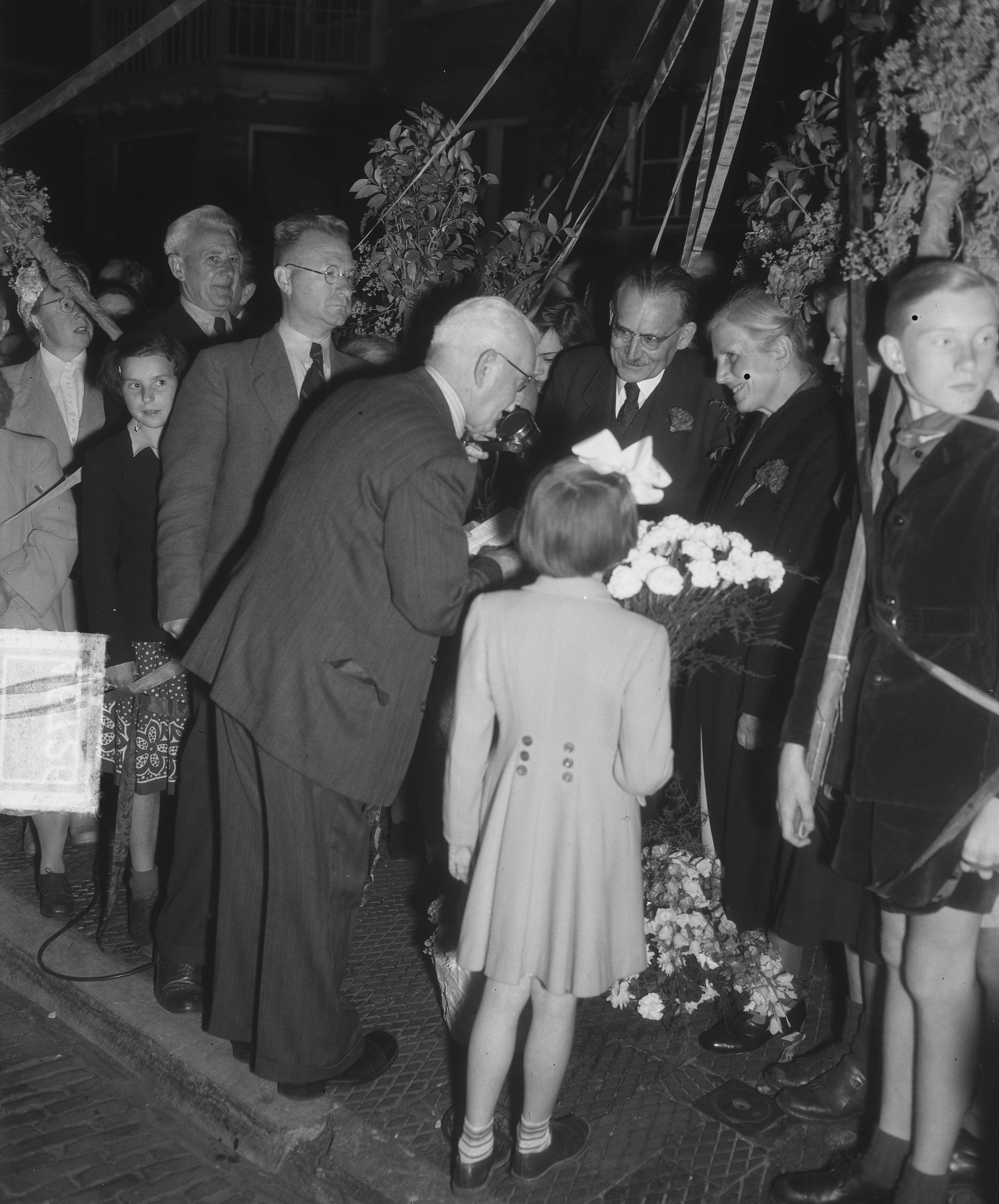 Dr. W. Drees 65 jaar. Huldiging bij zijn woning aan de Beekstraat te Den Haag — Dr. W. Drees 65 jaar. Huldiging bij zijn woning aan de Beekstraat te Den Haag. W. Drees en echtgenote worden toegesproken door voorzitter huldigingscomité — Foto: Duinen, H. van / Anefo. Licentie: Set B: Rechtenvrij / Publiek Domein. Bron: Nationaal Archief. http://hdl.handle.net/10648/a8ecbcc8-d0b4-102d-bcf8-003048976d84