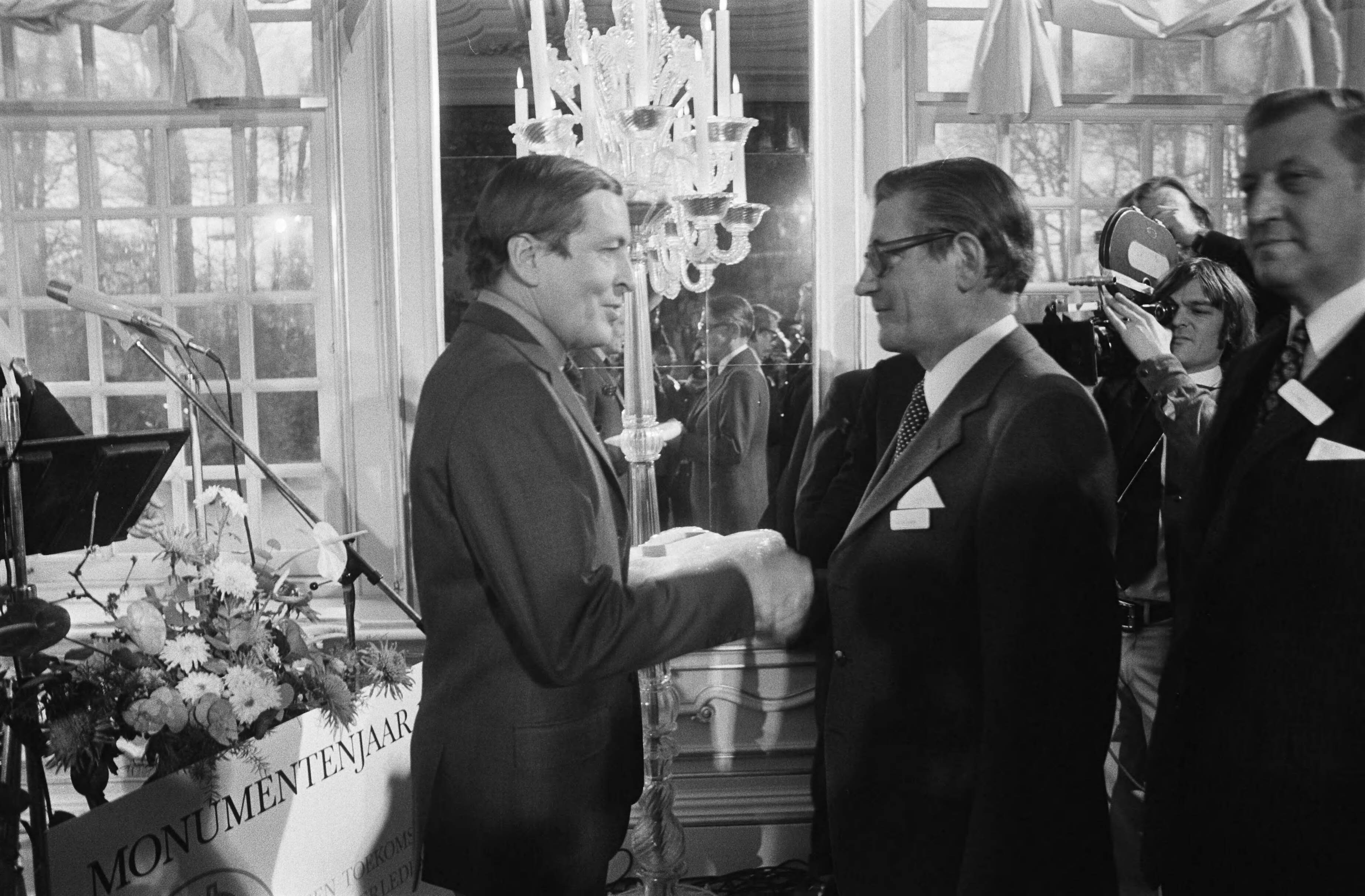 Fotocollectie Anefo — In functie van erevoorzitter Nationaal Comité Monumentenjaar 1975 overhandigde Prins Claus aan de burgemeesters van tien gemeenten de nieuw ontworpen Monumentenvlag in Slot van Zeist — Foto: Peters, Hans / Anefo. Licentie: Set B: Rechtenvrij / Publiek Domein. Bron: Nationaal Archief. http://hdl.handle.net/10648/ac5d6722-d0b4-102d-bcf8-003048976d84