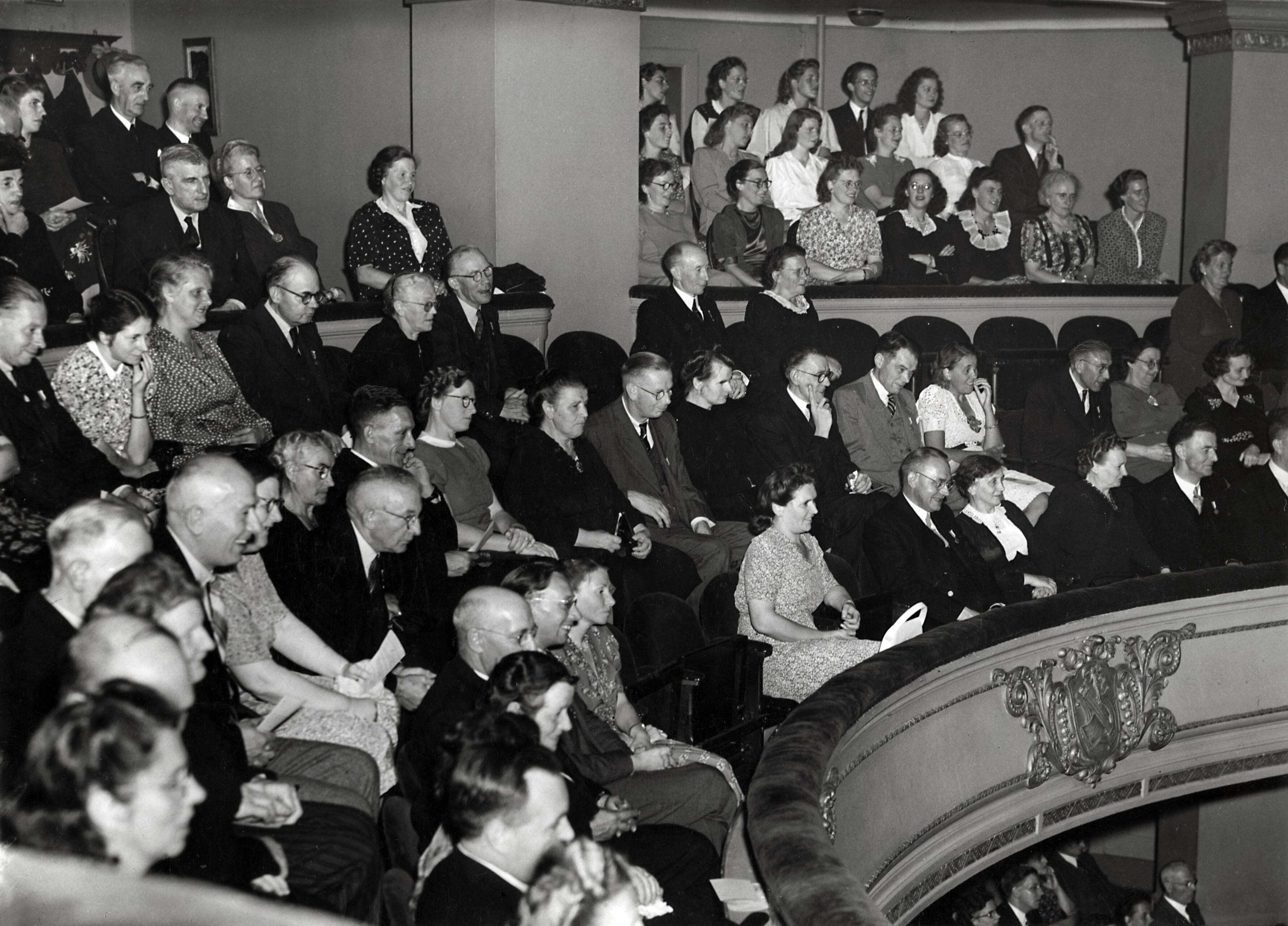 Drukkerij Spaarnestad — [40-jarig jubileum N.V. De Spaarnestad] [Feestavond in het Stadsschouwburg van Haarlem] — Foto: Fotograaf Onbekend / Fotobureau onbekend / Spaarnestad Photo (05887). Licentie: Set B: Rechtenvrij / Publiek Domein. Bron: Nationaal Archief. http://hdl.handle.net/10648/35429da6-39f0-a382-e063-6df0900a6686