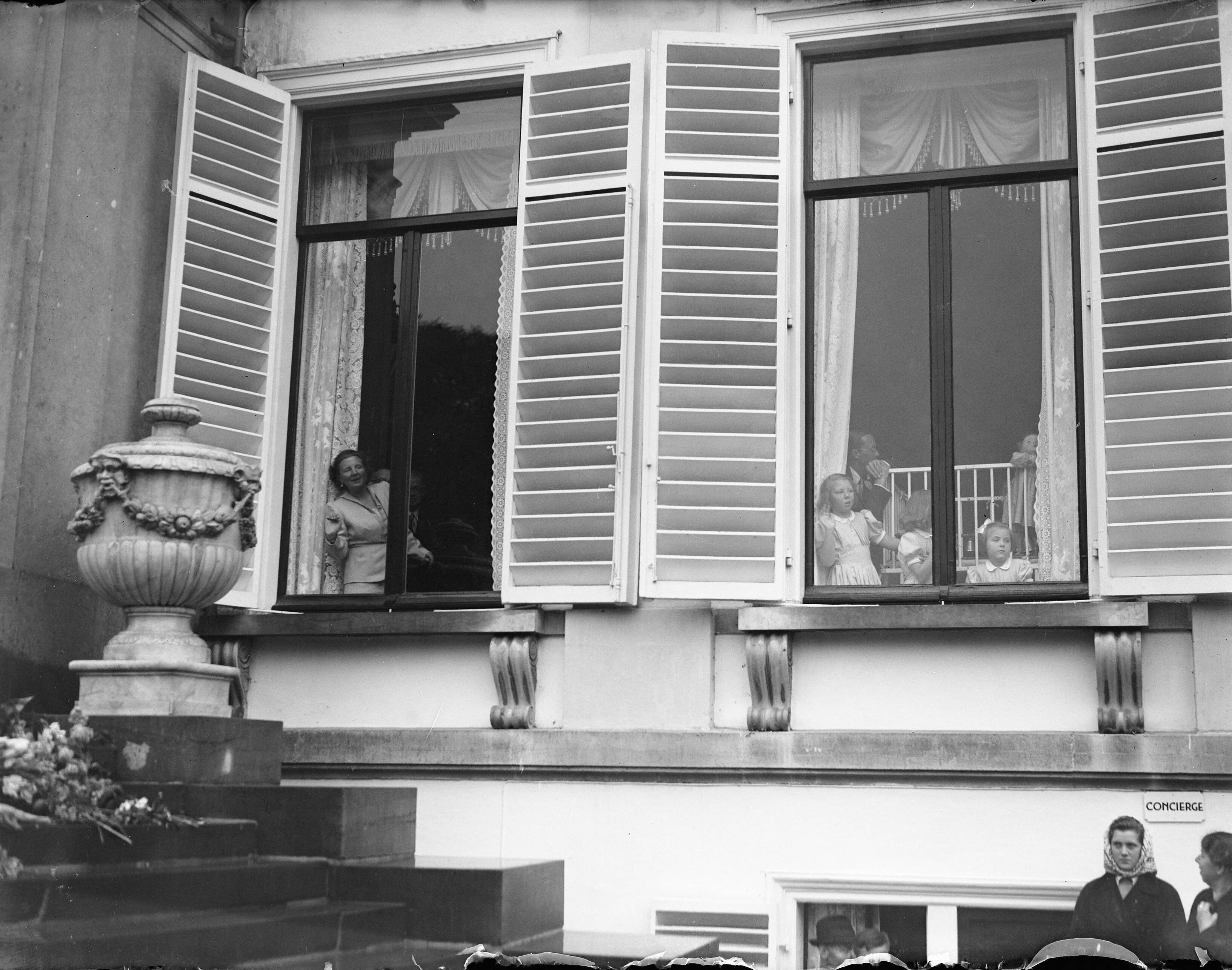 Fotocollectie Anefo — Paleis Soestdijk. Verjaardag Prinses Juliana — Foto: Oorschot, […] van / Anefo. Licentie: Set B: Rechtenvrij / Publiek Domein. Bron: Nationaal Archief. http://hdl.handle.net/10648/a8b5fbde-d0b4-102d-bcf8-003048976d84