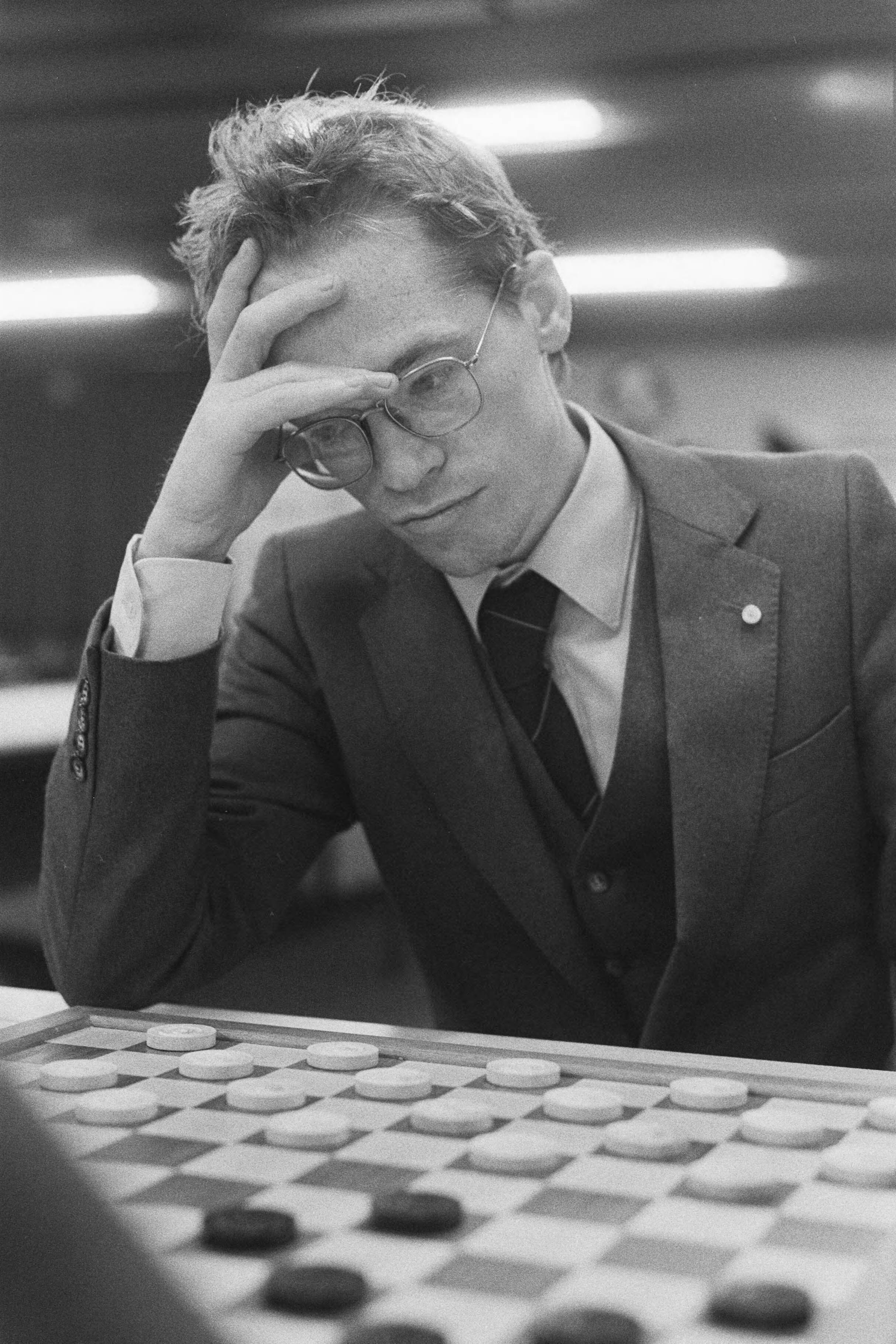 Fotocollectie Anefo — WK dammen Groningen; Jannes van der Wal in actie — Foto: Molendijk, Bart / Anefo. Licentie: Set B: Rechtenvrij / Publiek Domein. Bron: Nationaal Archief. http://hdl.handle.net/10648/ad59fec4-d0b4-102d-bcf8-003048976d84