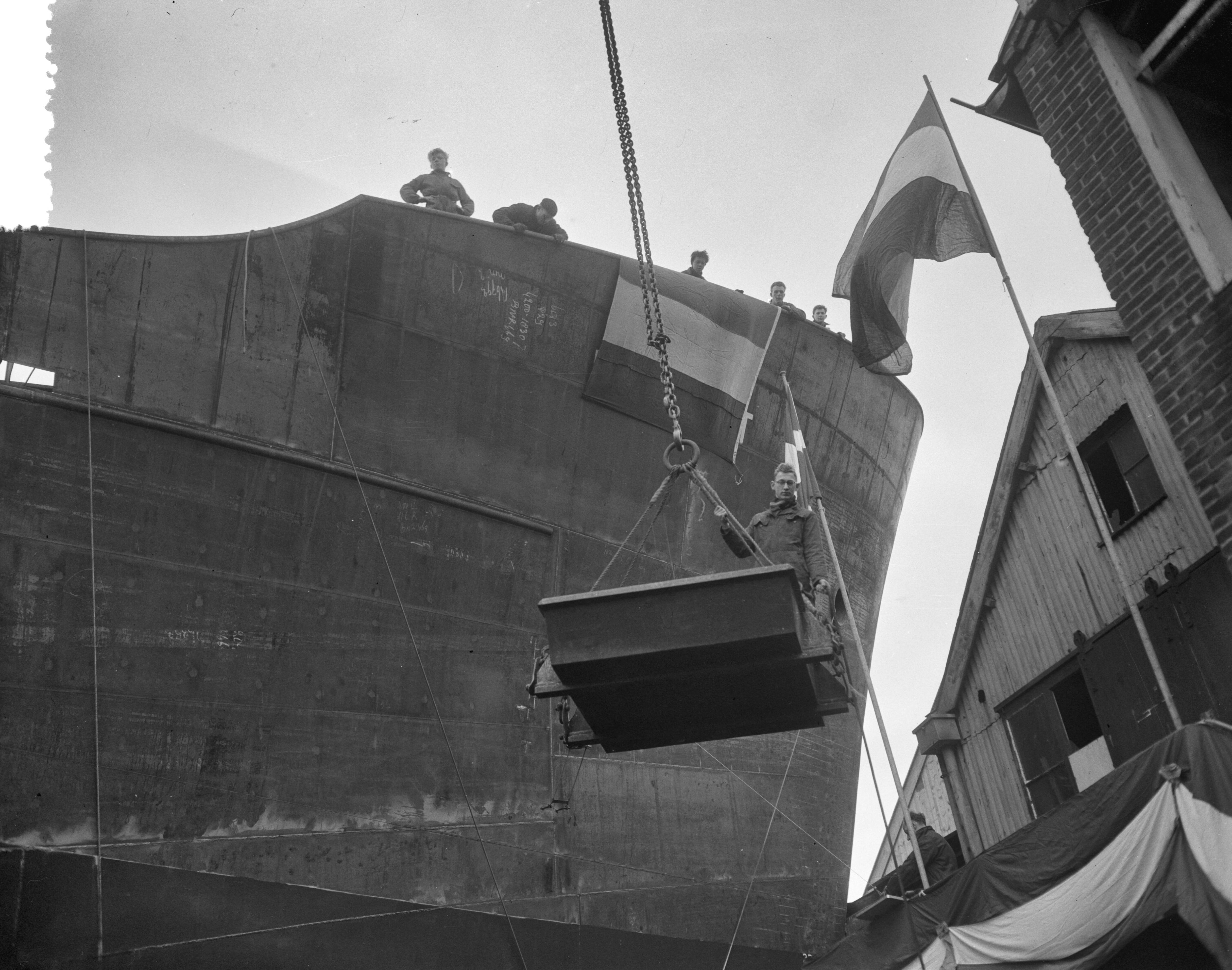 Fotocollectie Anefo — Tewaterlating motorcoaster "Hvideklint" bij de Zaanlandse Scheepsbouw Maatschappij te Zaandam — Foto: Bilsen, Joop van / Anefo. Licentie: Set B: Rechtenvrij / Publiek Domein. Bron: Nationaal Archief. http://hdl.handle.net/10648/a95b33e2-d0b4-102d-bcf8-003048976d84