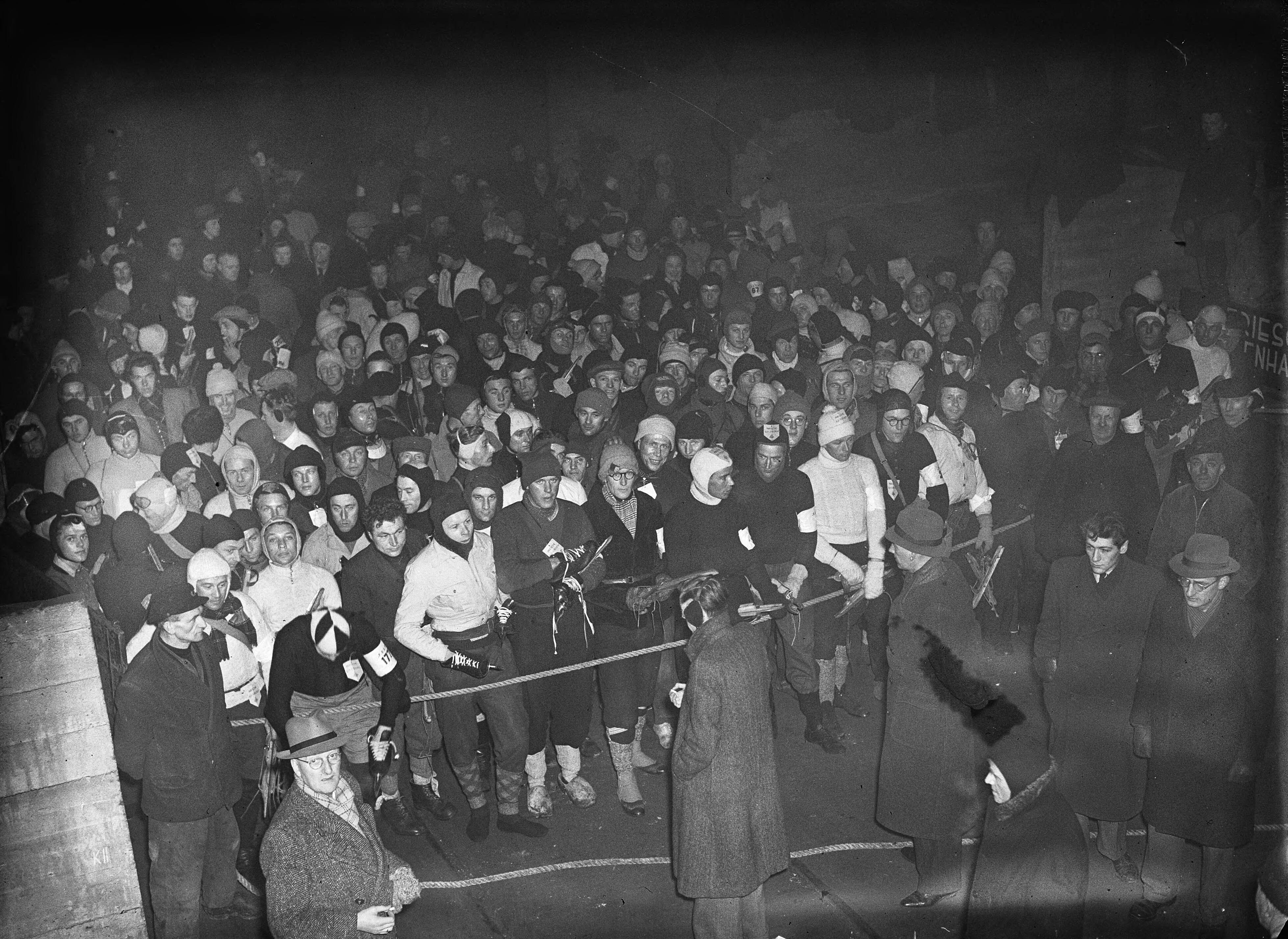 Elfstedentocht 1947 — Elfstedentocht. Start in Leeuwarden — Foto: Sagers, Harry / Anefo. Licentie: Set B: Rechtenvrij / Publiek Domein. Bron: Nationaal Archief. http://hdl.handle.net/10648/a8a503c4-d0b4-102d-bcf8-003048976d84