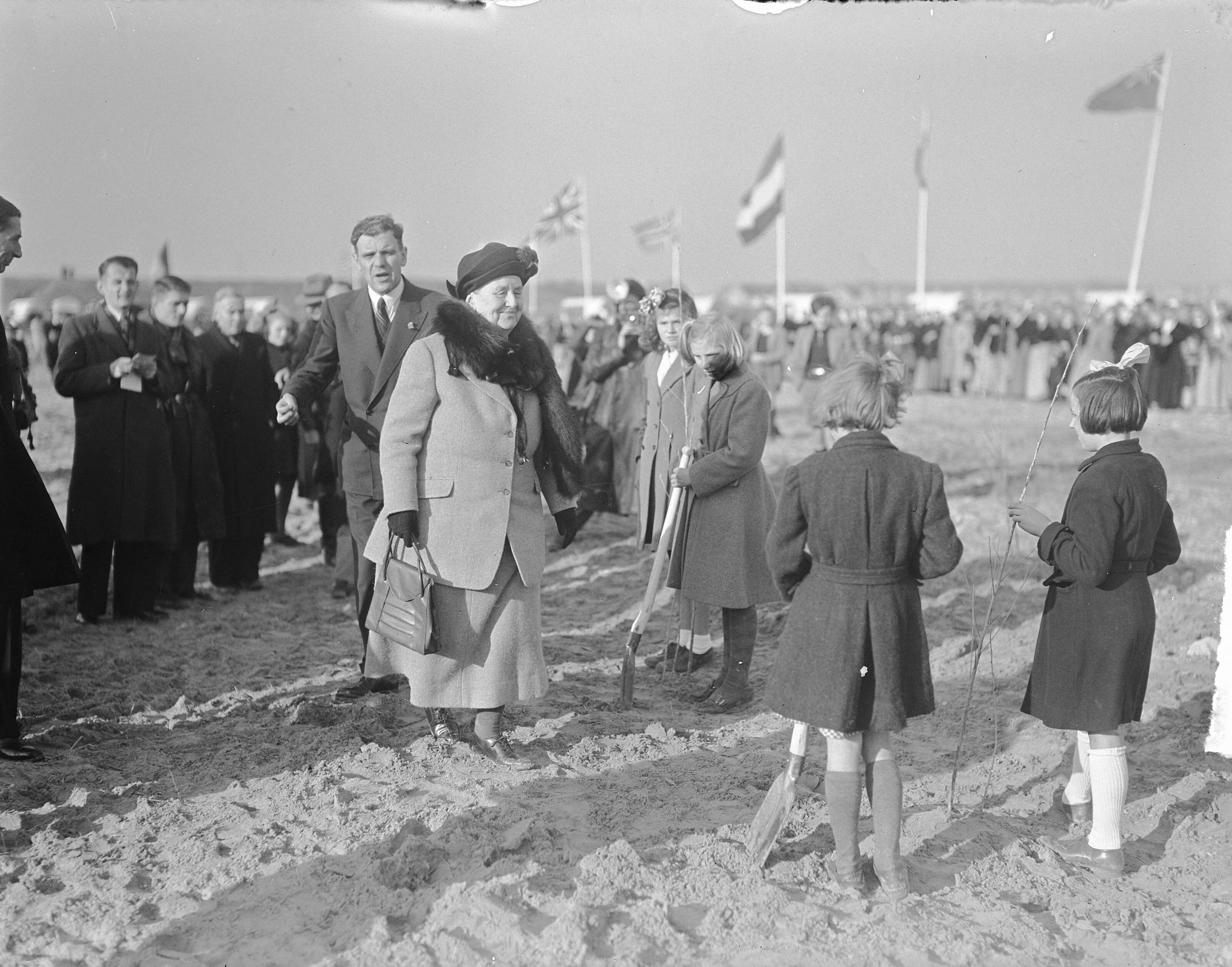 Fotocollectie Anefo — Boomplantdag te Westkapelle — Foto: Noske, J.D. / Anefo. Licentie: Set B: Rechtenvrij / Publiek Domein. Bron: Nationaal Archief. http://hdl.handle.net/10648/a8c02ff0-d0b4-102d-bcf8-003048976d84