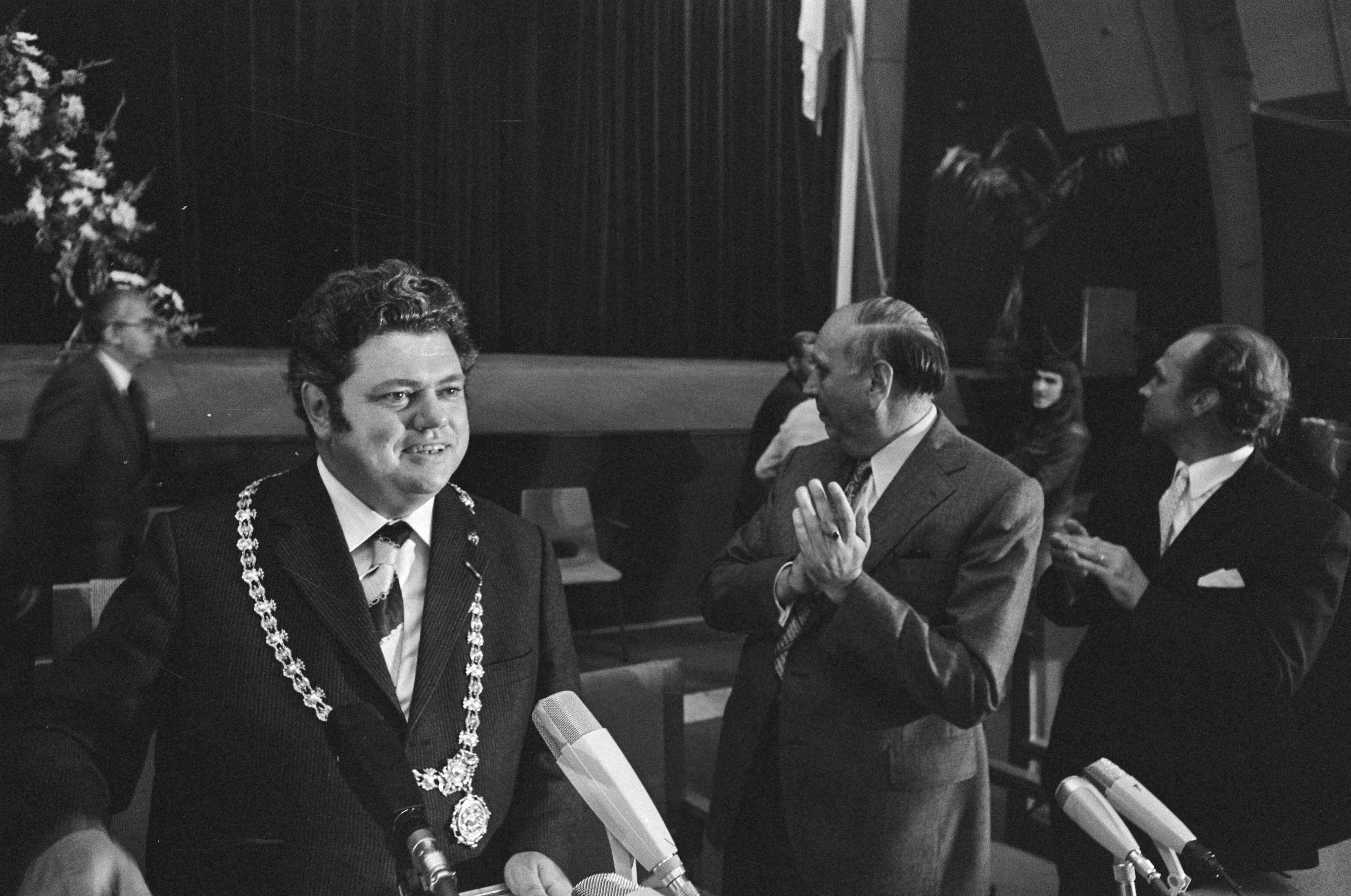 Fotocollectie Anefo — H. J. L. Vonhoff geinstalleerd als burgemeester van Utrecht; Vonhoff met ambtsketen — Foto: Verhoeff, Bert / Anefo. Licentie: Set B: Rechtenvrij / Publiek Domein. Bron: Nationaal Archief. http://hdl.handle.net/10648/ac52f8fa-d0b4-102d-bcf8-003048976d84