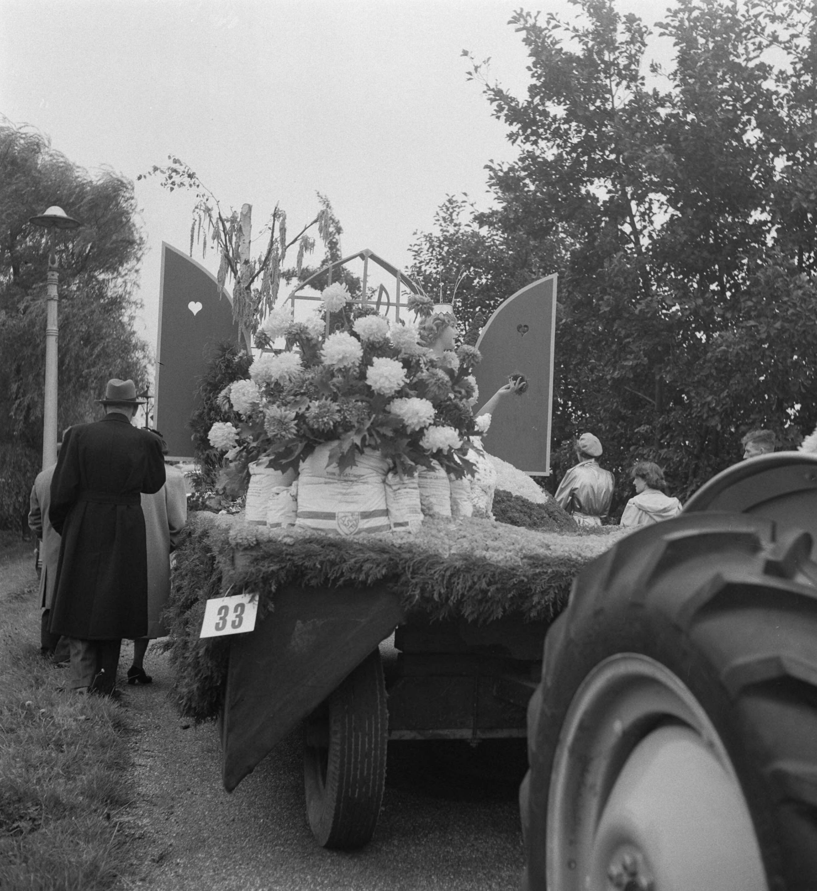 Fotocollectie Anefo — Bloemencorso Aalsmeer — Foto: Pot, Harry / Anefo. Licentie: Set B: Rechtenvrij / Publiek Domein. Bron: Nationaal Archief. http://hdl.handle.net/10648/a8deb39e-d0b4-102d-bcf8-003048976d84