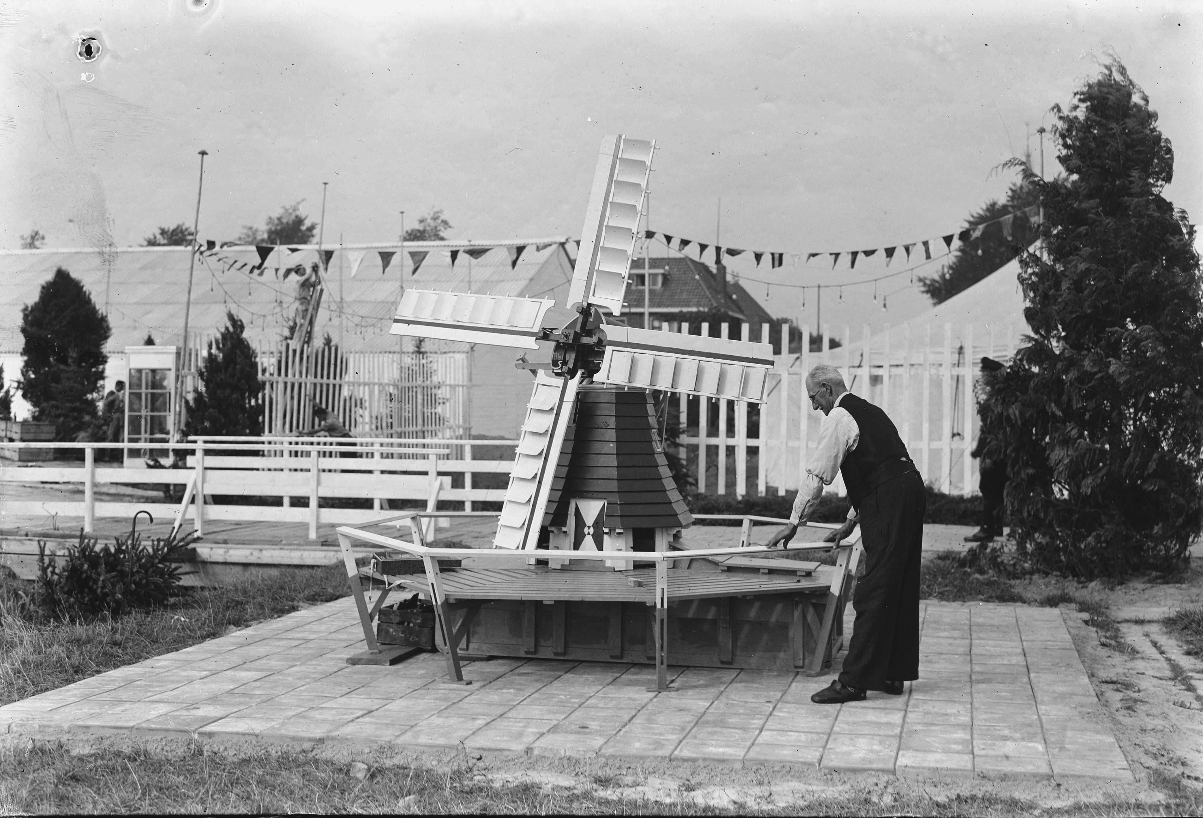 Fotocollectie Anefo — Voorbereiding Landbouwtentoonstelling te Leeuwarden — Foto: Hartog, […] / Anefo. Licentie: Set B: Rechtenvrij / Publiek Domein. Bron: Nationaal Archief. http://hdl.handle.net/10648/a8ad39b8-d0b4-102d-bcf8-003048976d84