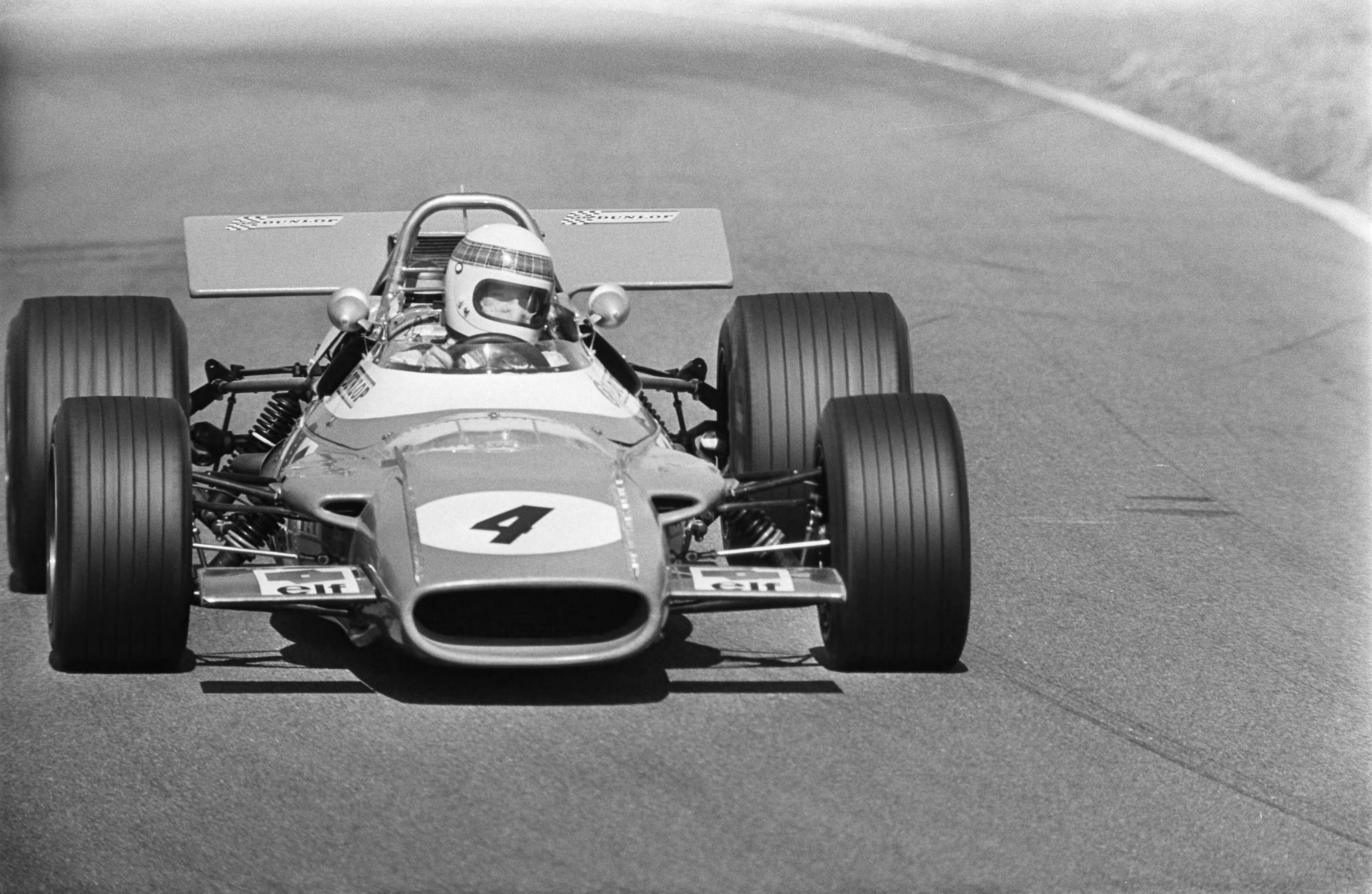Grand Prix Zandvoort 1969 — Jackie Stewart in een Cosworth Matra MS 80 in actie — Foto: Fotograaf Onbekend / Anefo. Licentie: Set B: Rechtenvrij / Publiek Domein. Bron: Nationaal Archief. http://hdl.handle.net/10648/ab6f3692-d0b4-102d-bcf8-003048976d84