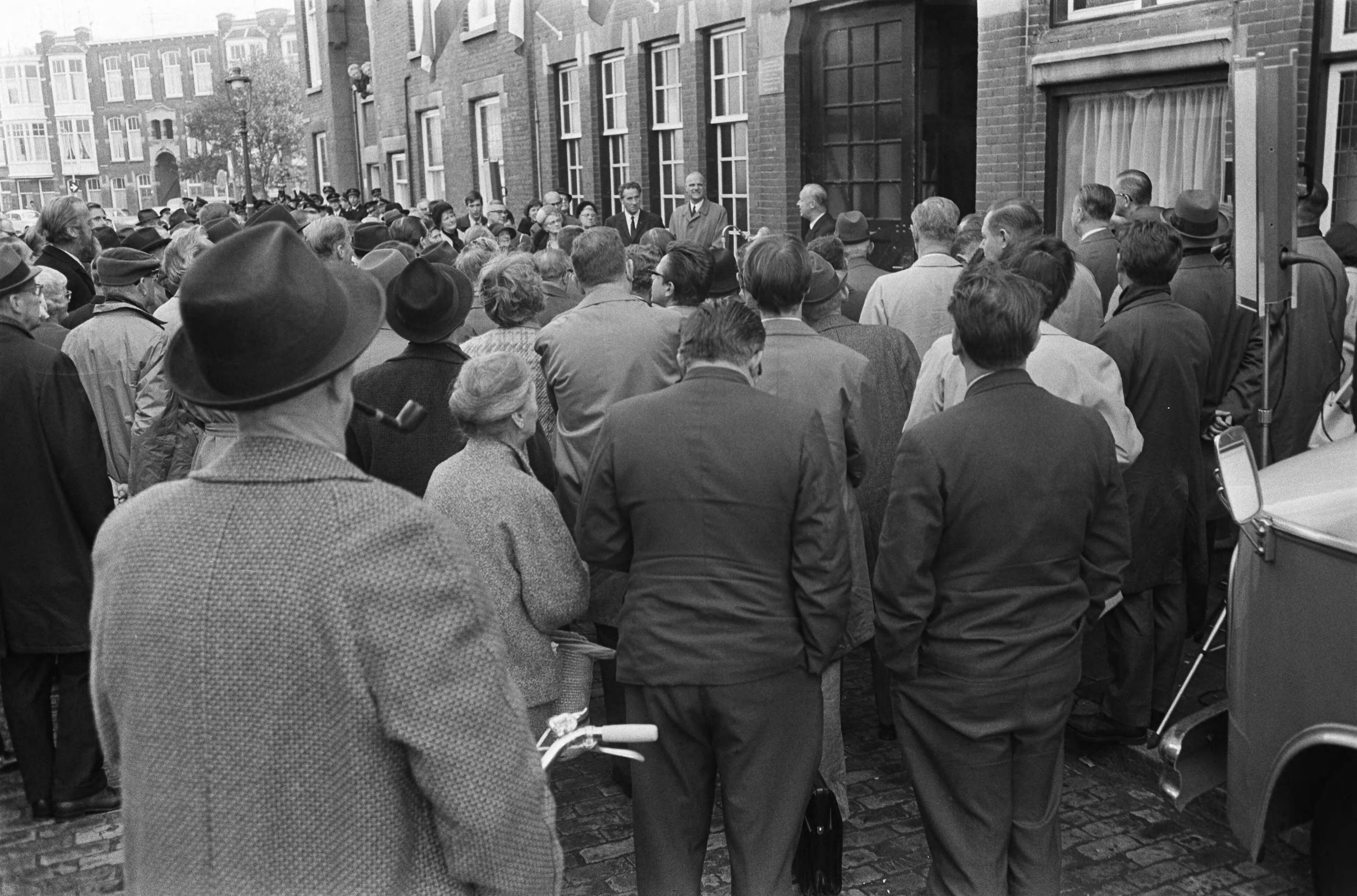 Fotocollectie Anefo — Herdenking van radiopionier ir. H. M. Schotanus Steringa Idzerda (verzorgde 50 jaar geleden uitzending) in Postmuseum Den Haag . Menigte mensen buiten / — Foto: Koch, Eric / Anefo. Licentie: Set B: Rechtenvrij / Publiek Domein. Bron: Nationaal Archief. http://hdl.handle.net/10648/ab807060-d0b4-102d-bcf8-003048976d84