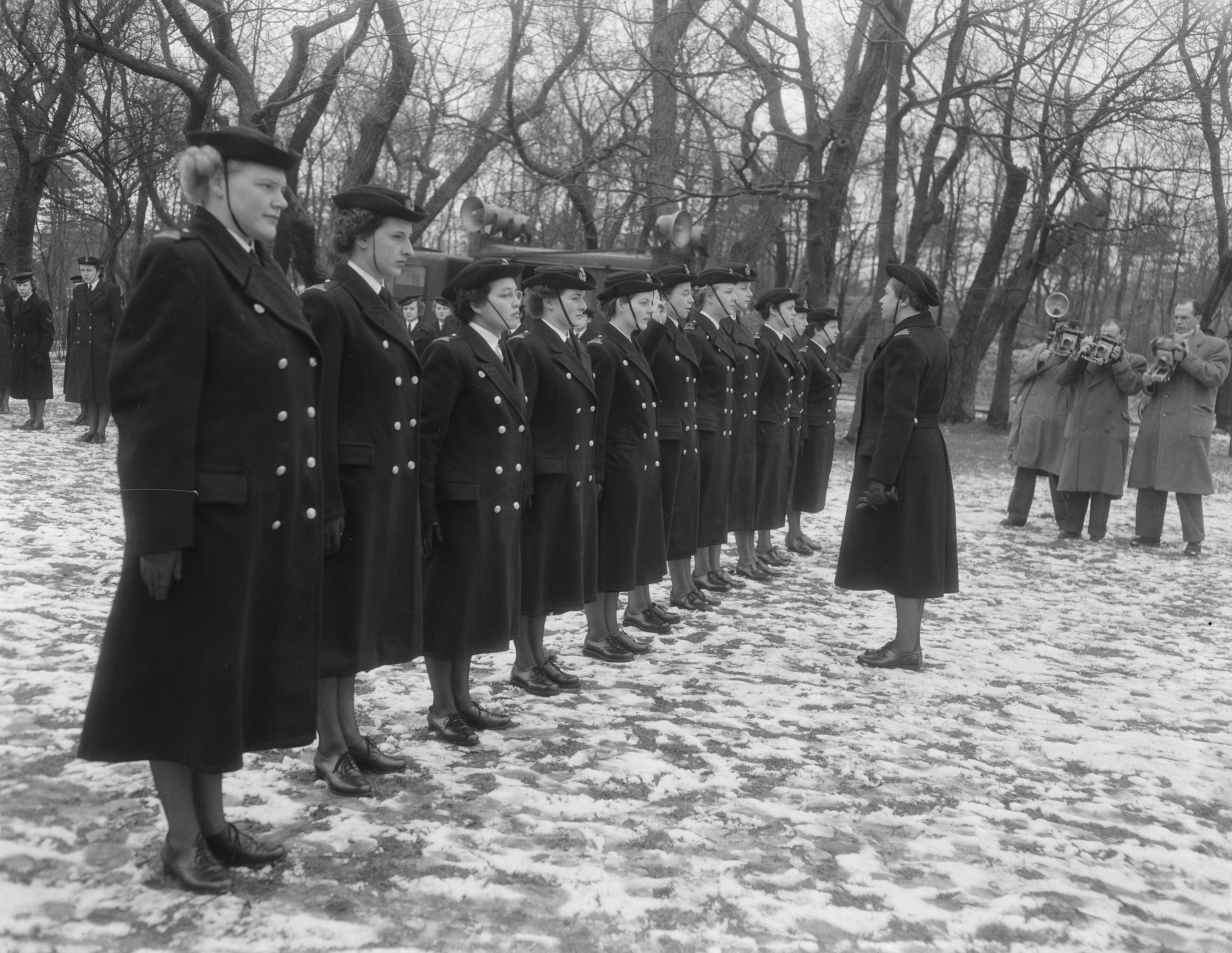 Fotocollectie Anefo — Beëdiging van 11 vrouwelijke Marva-officieren op het terrein Badhuisweg 11 te Scheveningen. De commandant van de Marva-afdeling Den Haag, mevr. R. M. Dommering nam de eed af — Foto: Duinen, G.W. van / Anefo. Licentie: Set B: Rechtenvrij / Publiek Domein. Bron: Nationaal Archief. http://hdl.handle.net/10648/a91d9140-d0b4-102d-bcf8-003048976d84