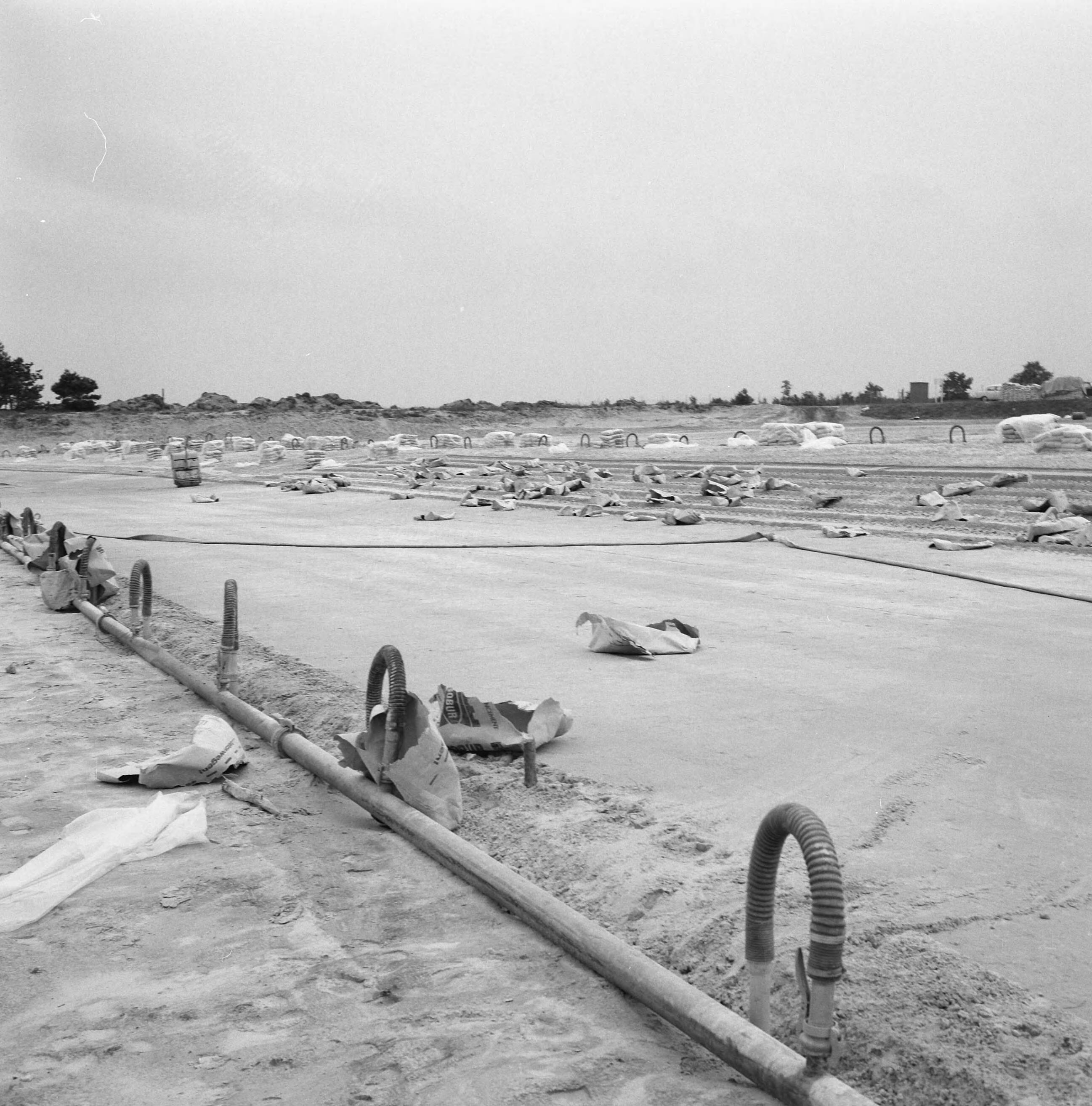 Fotocollectie Nederlandse Heidemaatschappij — Strandbad "Beekse Bergen". De zandbaan na het afwalsen. Op de achtergrond is het trilwalsje nog te zien — Foto: Wüllschleger, [...] / Heidemij. Licentie: Set B: Rechtenvrij / Publiek Domein. Bron: Nationaal Archief. http://hdl.handle.net/10648/ae8517ca-d0b4-102d-bcf8-003048976d84