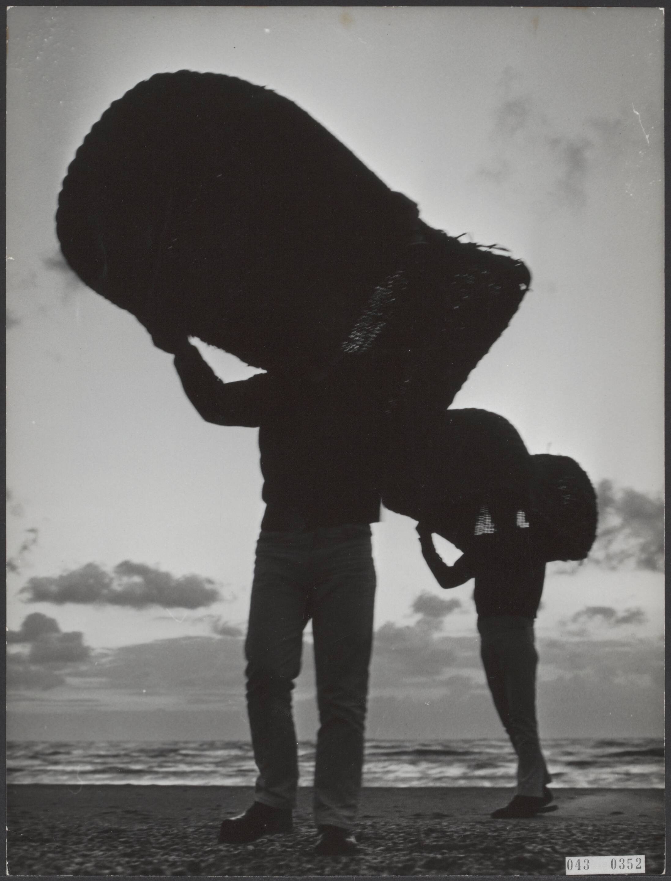 Fotocollectie Elsevier Binnenland — Sfeeropnamen eind van het badseizoen. Opruimingswerkzaamheden aan het Zandvoortse strand — Foto: Pot, Harry / Anefo. Licentie: Set B: Rechtenvrij / Publiek Domein. Bron: Nationaal Archief. http://hdl.handle.net/10648/adf8bfb4-d0b4-102d-bcf8-003048976d84