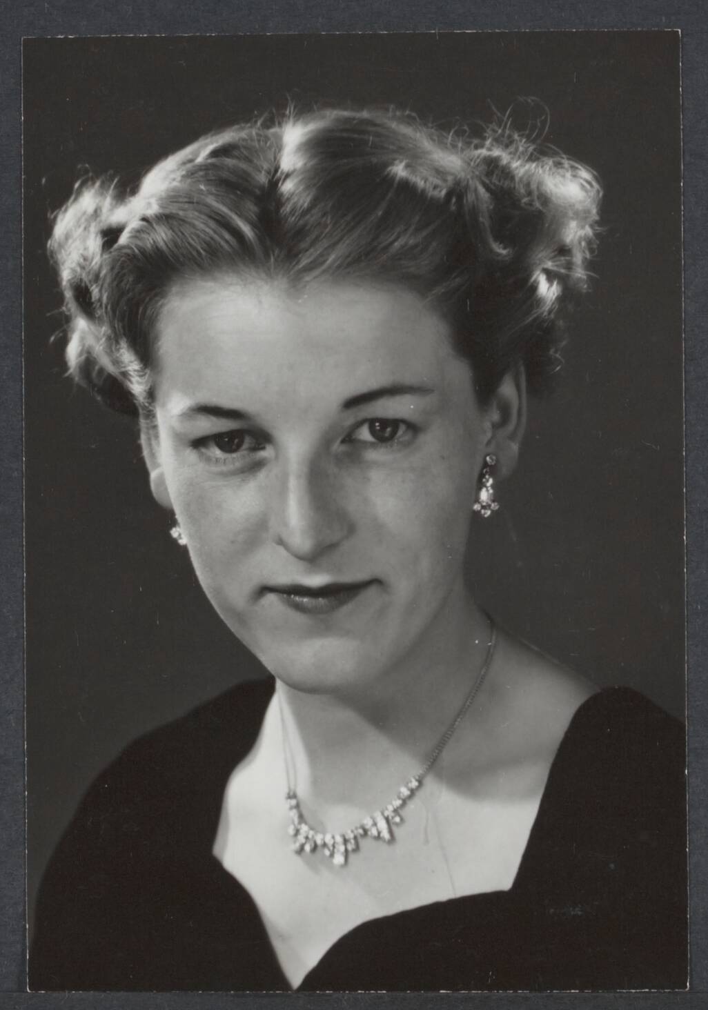 Spaarnestad: Fotodienst redactie, collega's met elkaar buiten en/of thuis. Privé 2 - Nederland — Portret van Margaret Harrison. — Foto: Fotograaf Onbekend / Spaarnestad. Licentie: Set B: Rechtenvrij / Publiek Domein. Bron: Nationaal Archief. http://hdl.handle.net/10648/3dcc73a9-6c9f-a740-e36e-4cb42051f9a8
