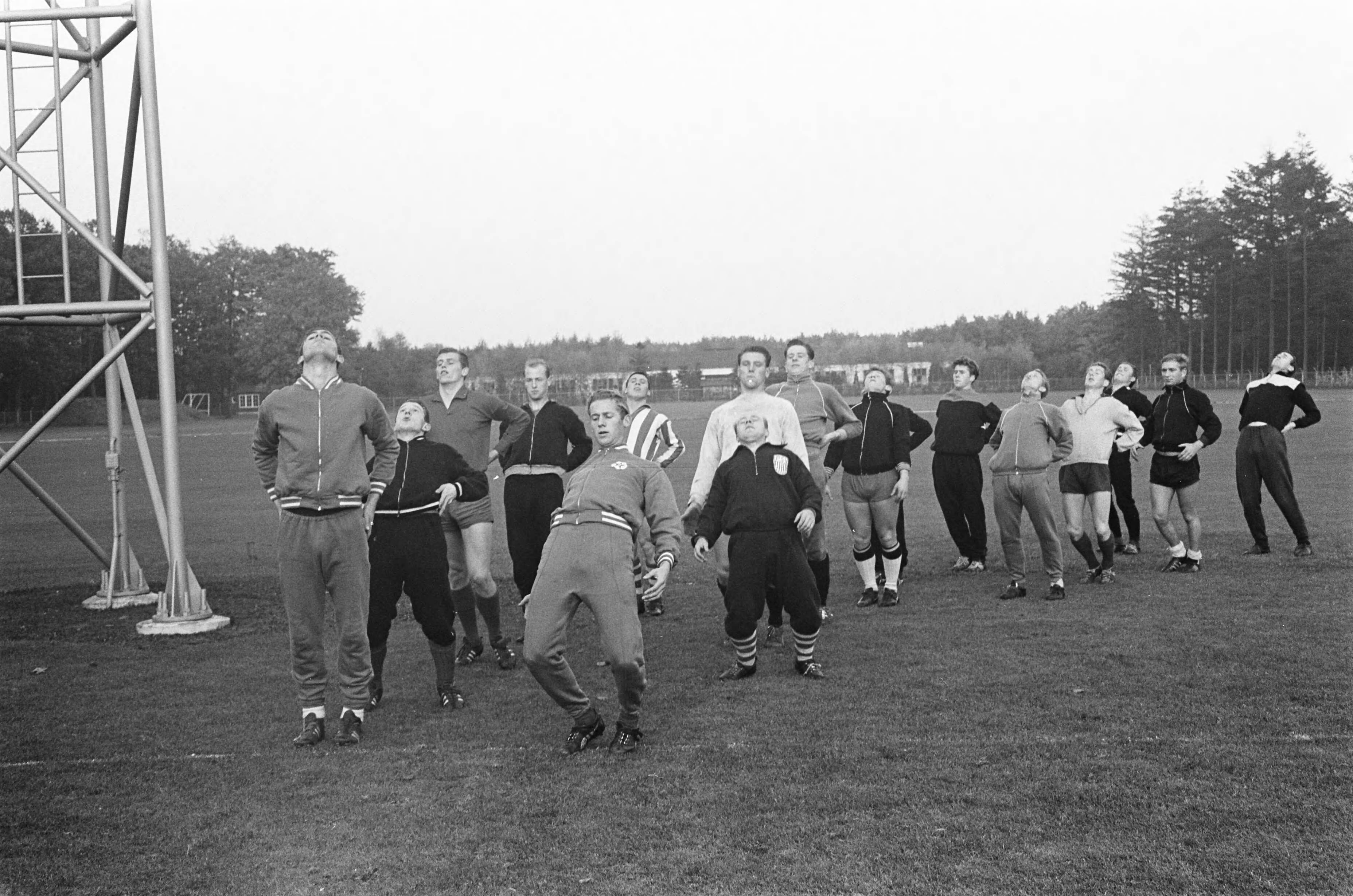 Fotocollectie Anefo — Centrale training Jong Oranje — Foto: Pot, Harry / Anefo. Licentie: Set B: Rechtenvrij / Publiek Domein. Bron: Nationaal Archief. http://hdl.handle.net/10648/aa1db1b0-d0b4-102d-bcf8-003048976d84