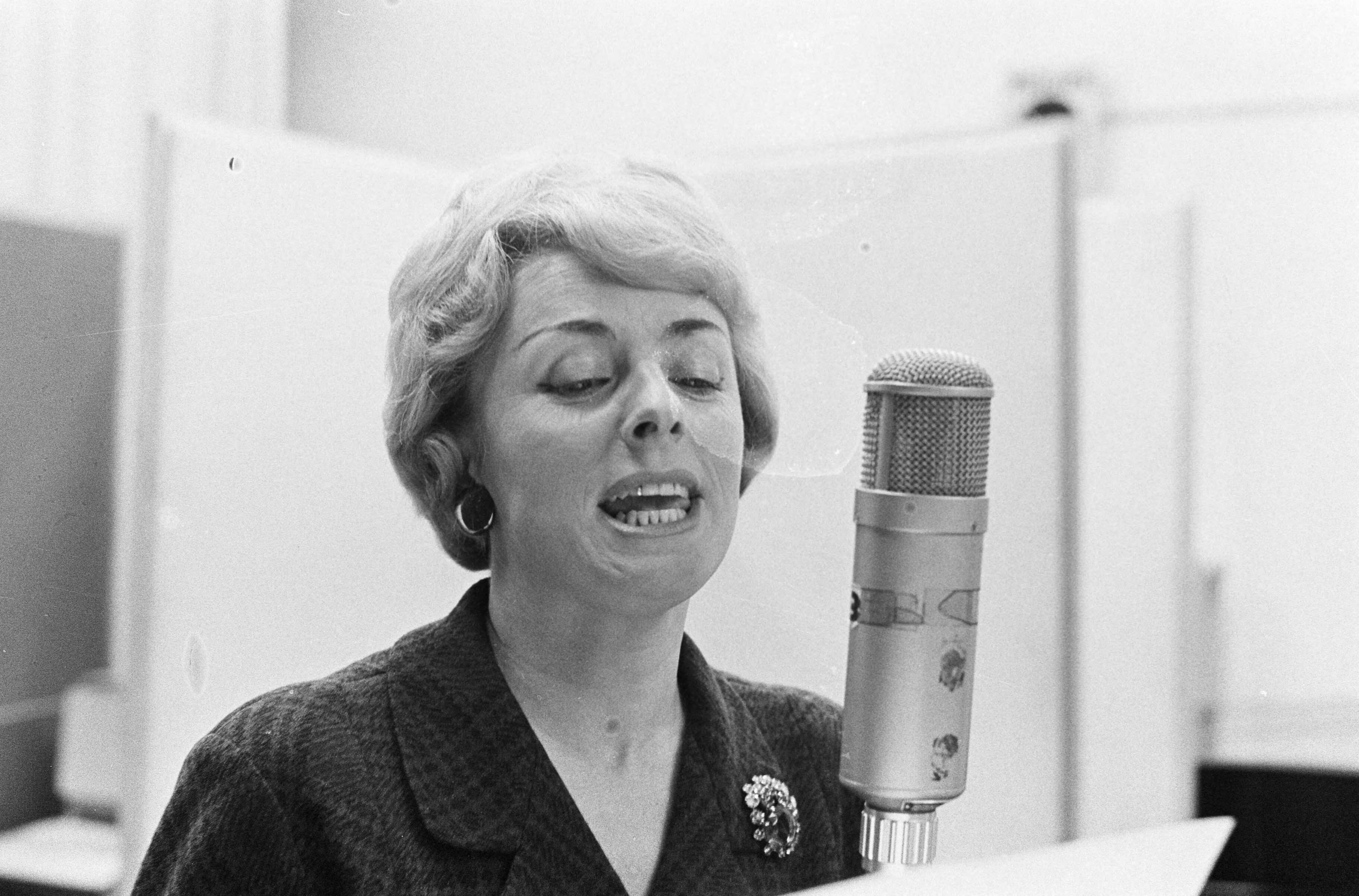 Fotocollectie Anefo — Annie Palmen heeft in de Phonogramstudio te Hilversum het uitgekozen Eurovisie Songfestivalliedje opgenomen — Foto: Gelderen, Hugo van / Anefo. Licentie: Set B: Rechtenvrij / Publiek Domein. Bron: Nationaal Archief. http://hdl.handle.net/10648/aa289fee-d0b4-102d-bcf8-003048976d84