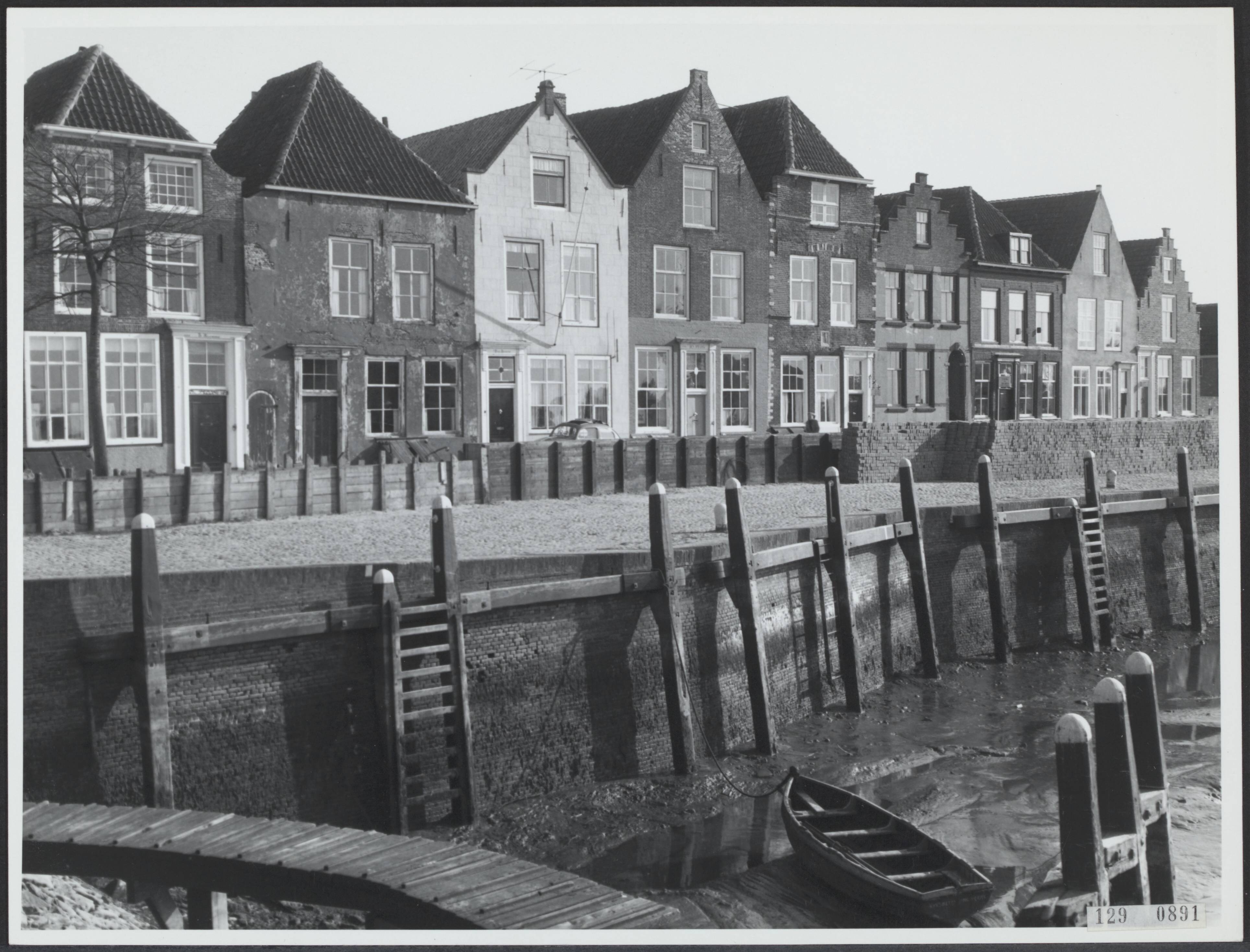Fotocollectie Rijksvoorlichtingsdienst Eigen — Veere. De Kade 75-91, juni 1955, voor restauratie — Foto: Rijksdienst voor de Monumentenzorg. Licentie: Set B: Rechtenvrij / Publiek Domein. Bron: Nationaal Archief. http://hdl.handle.net/10648/af480a6e-d0b4-102d-bcf8-003048976d84