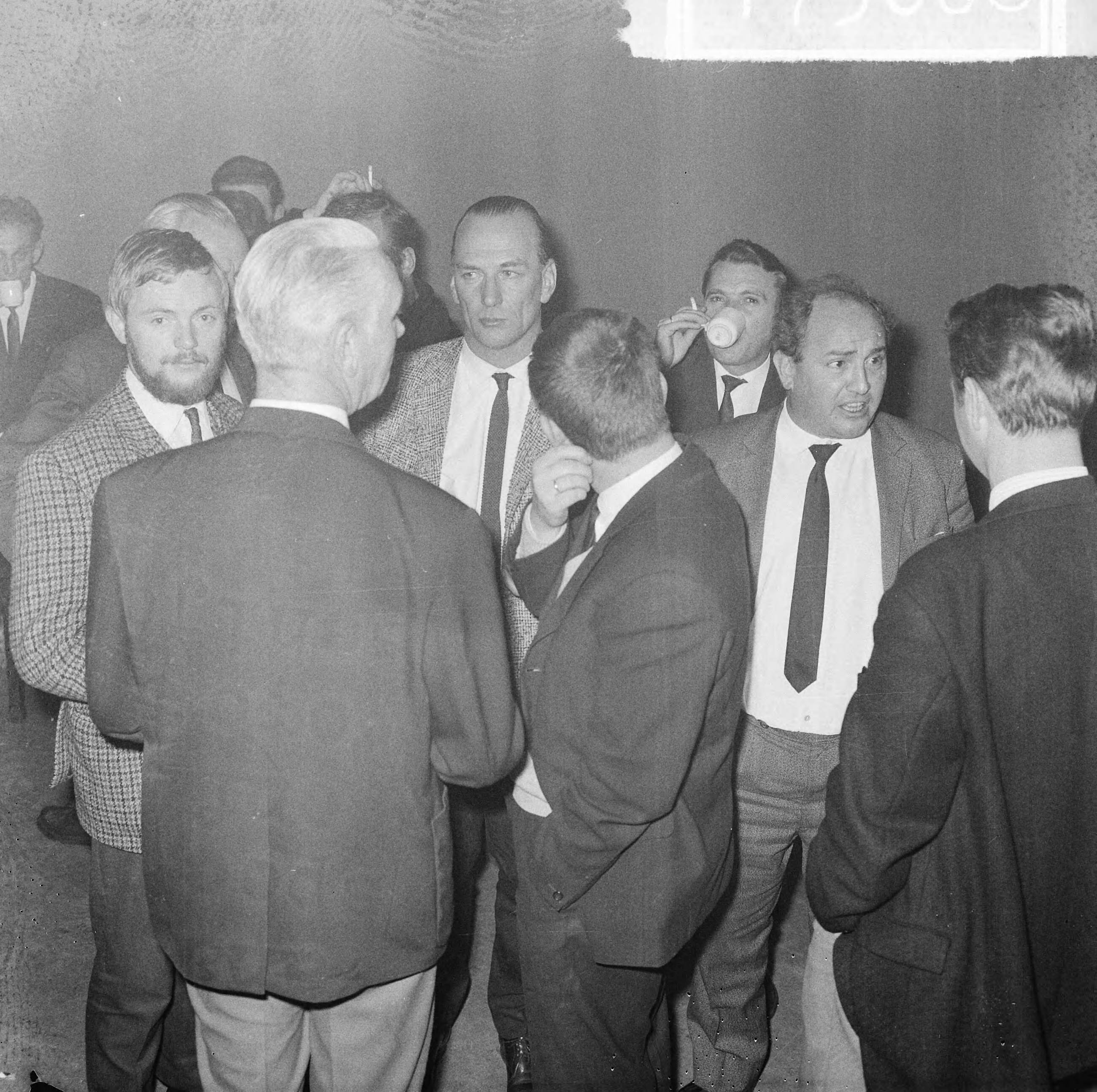 Fotocollectie Anefo — Loonconflict bij radio en televisie, vergadering in de "Karseboom" te Hilversum, tijdens een pauze, in het midden radio en tv-commentator Bob Spaak en rechts zijn collega Henk van Stipriaan — Foto: Nijs, Jac. de / Anefo. Licentie: Set B: Rechtenvrij / Publiek Domein. Bron: Nationaal Archief. http://hdl.handle.net/10648/aa8c2514-d0b4-102d-bcf8-003048976d84