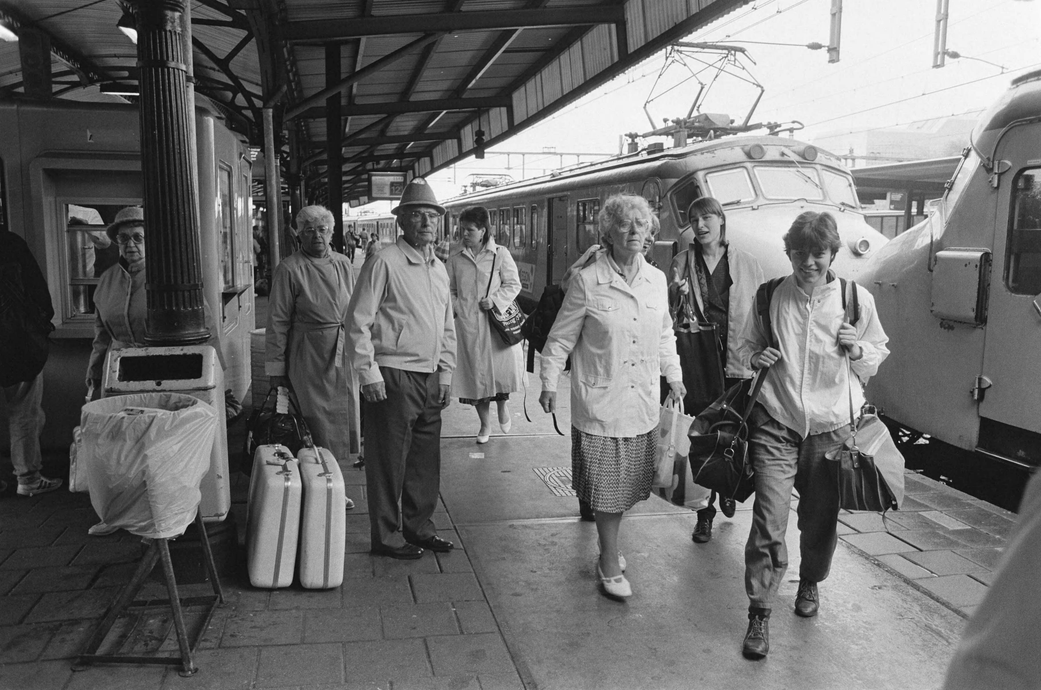 Fotocollectie Anefo — Staking bij NS wegens uitblijven CAO-accoord; reizigers op station in Utrecht — Foto: Croes, Rob C. / Anefo. Licentie: Set B: Rechtenvrij / Publiek Domein. Bron: Nationaal Archief. http://hdl.handle.net/10648/ad534f66-d0b4-102d-bcf8-003048976d84