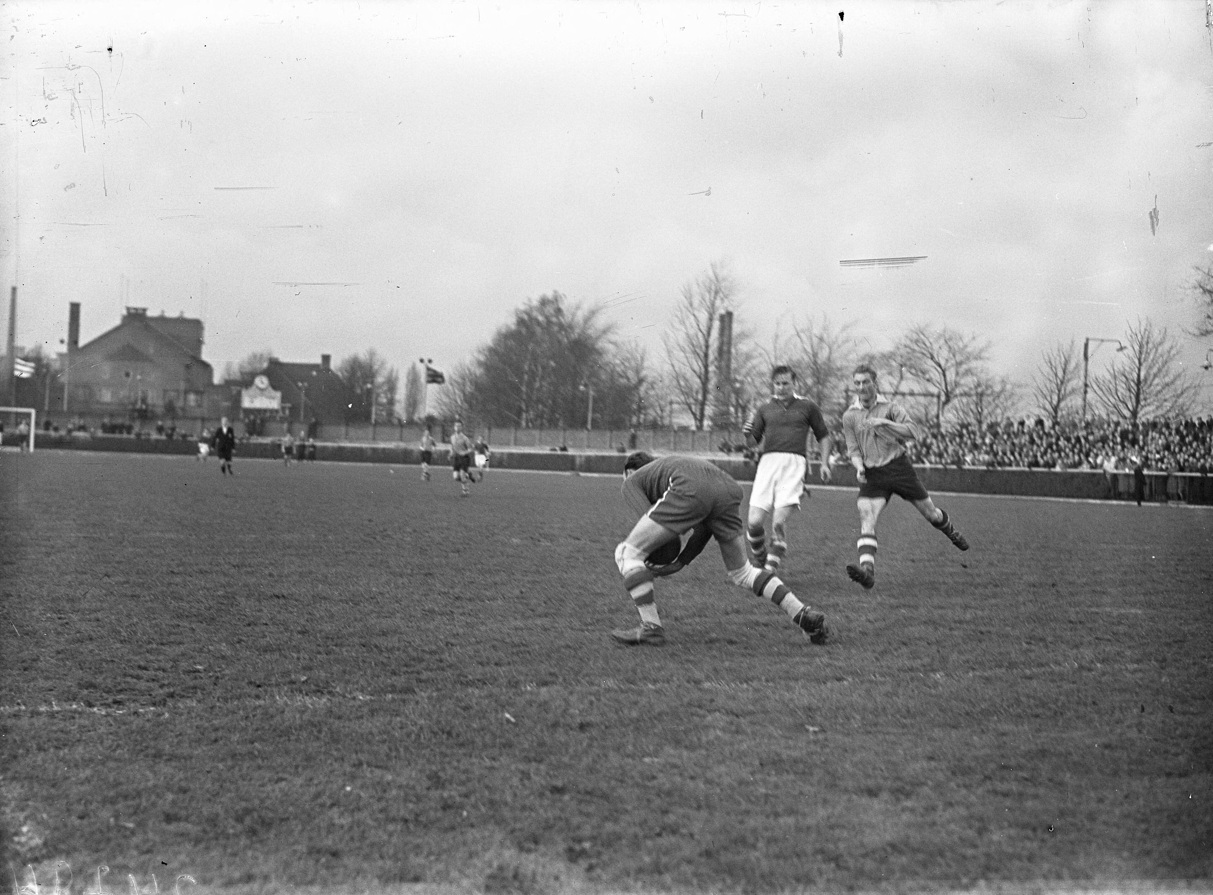 Fotocollectie Anefo — Voetbal. PSV tegen SC Emma 1-1. Schotanus uitlopend pakt bal — Foto: Sagers, Harry / Anefo. Licentie: Set B: Rechtenvrij / Publiek Domein. Bron: Nationaal Archief. http://hdl.handle.net/10648/a8b03410-d0b4-102d-bcf8-003048976d84