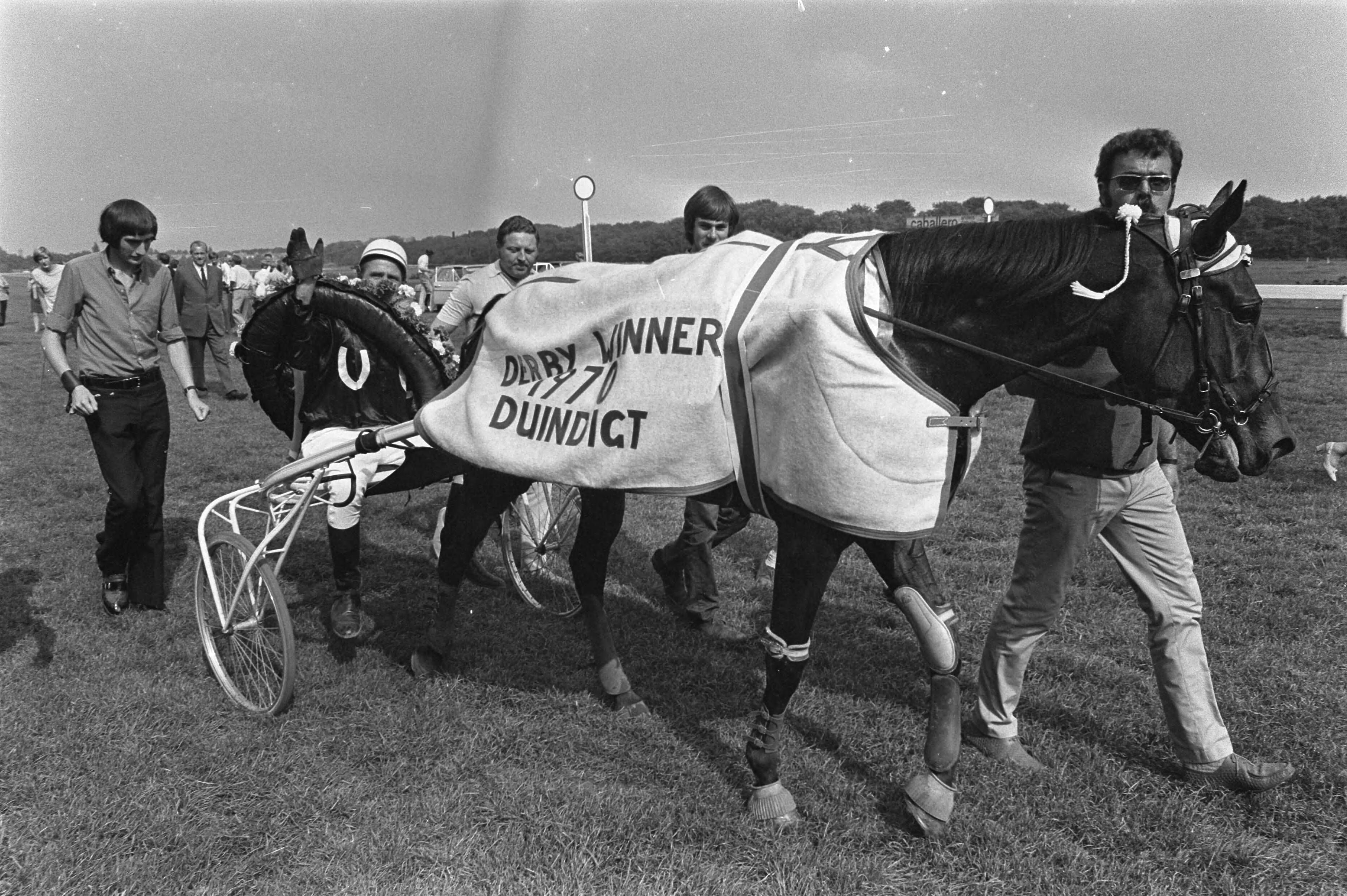 Fotocollectie Anefo — Derby voor dravers op Duindigt; winnaar "Ironie" met berijder M. Vergay — Foto: Mieremet, Rob / Anefo. Licentie: Set B: Rechtenvrij / Publiek Domein. Bron: Nationaal Archief. http://hdl.handle.net/10648/ab9e713c-d0b4-102d-bcf8-003048976d84