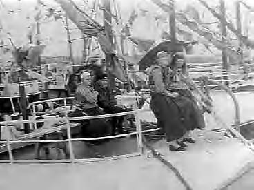 Fotocollectie Anefo — Vlaggetjesdag in IJmuiden en Scheveningen — Foto: Noske, J.D. / Anefo. Licentie: Set B: Rechtenvrij / Publiek Domein. Bron: Nationaal Archief. http://hdl.handle.net/10648/a95fc9e8-d0b4-102d-bcf8-003048976d84