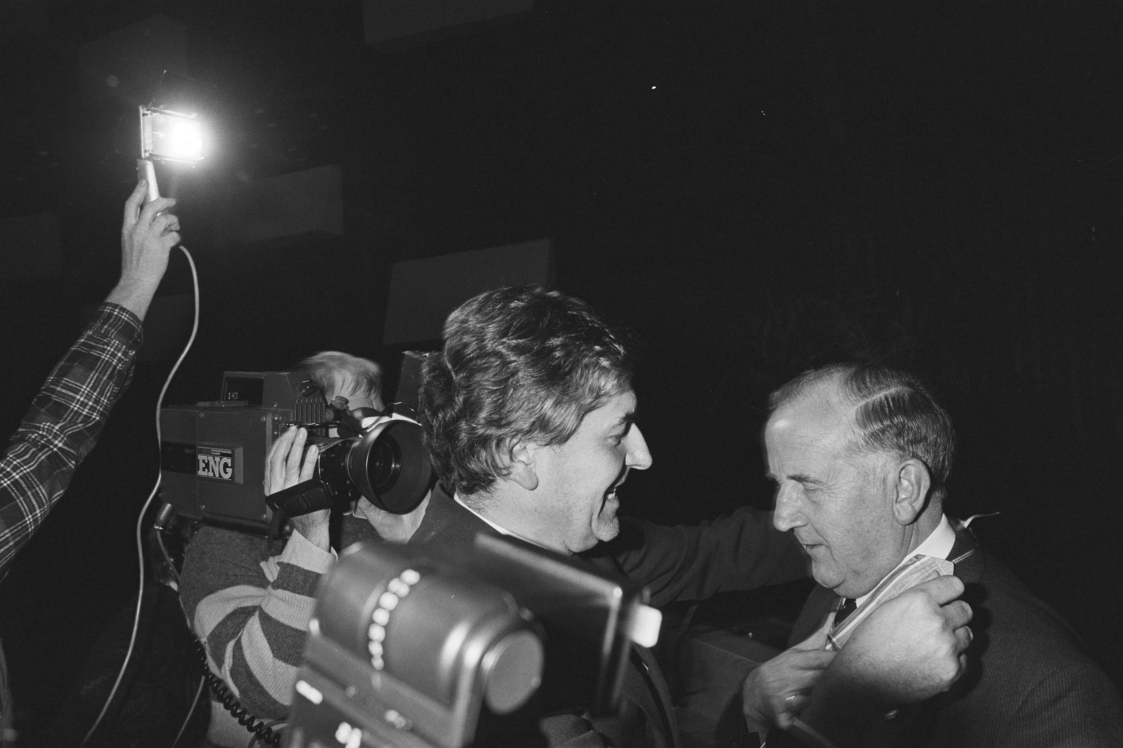 Fotocollectie Anefo — Mr. Van Veen heeft afscheid genomen als voorzitter van V in Den Haag ; werd onderscheiden tot Grootofficier in de Orde van de Ned. Leeuw — Foto: Croes, Rob C. / Anefo. Licentie: Set B: Rechtenvrij / Publiek Domein. Bron: Nationaal Archief. http://hdl.handle.net/10648/ad3f6afa-d0b4-102d-bcf8-003048976d84
