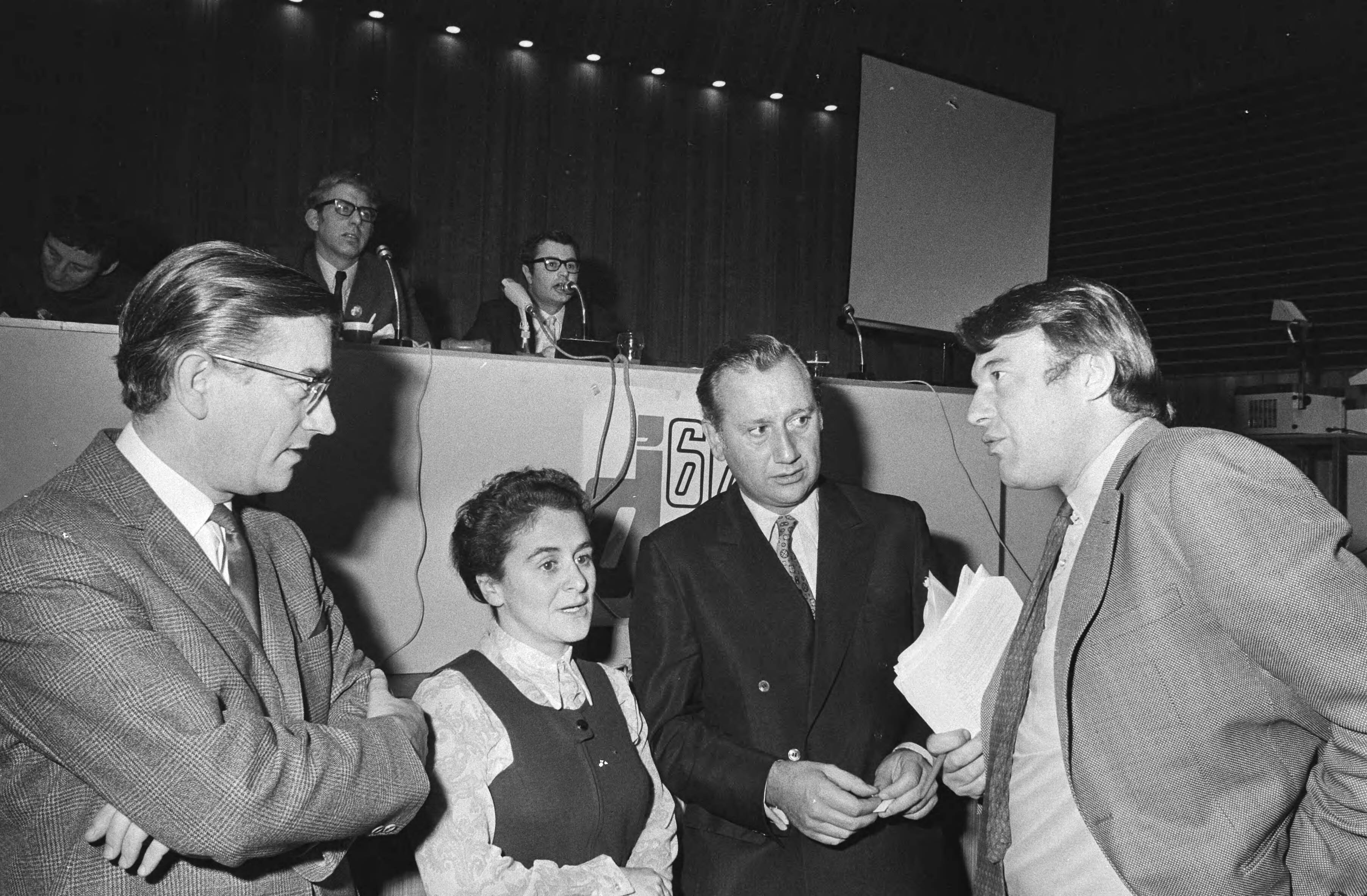 Fotocollectie Anefo — Congres D66 in Turfschip, Breda; links A. de Goede, mej. mr. A.M. Goudsmit, J.P.A.M. Beekman, mr. H.A.F.M.O. van Mierlo — Foto: Mieremet, Rob / Anefo. Licentie: Set B: Rechtenvrij / Publiek Domein. Bron: Nationaal Archief. http://hdl.handle.net/10648/abadc5a6-d0b4-102d-bcf8-003048976d84