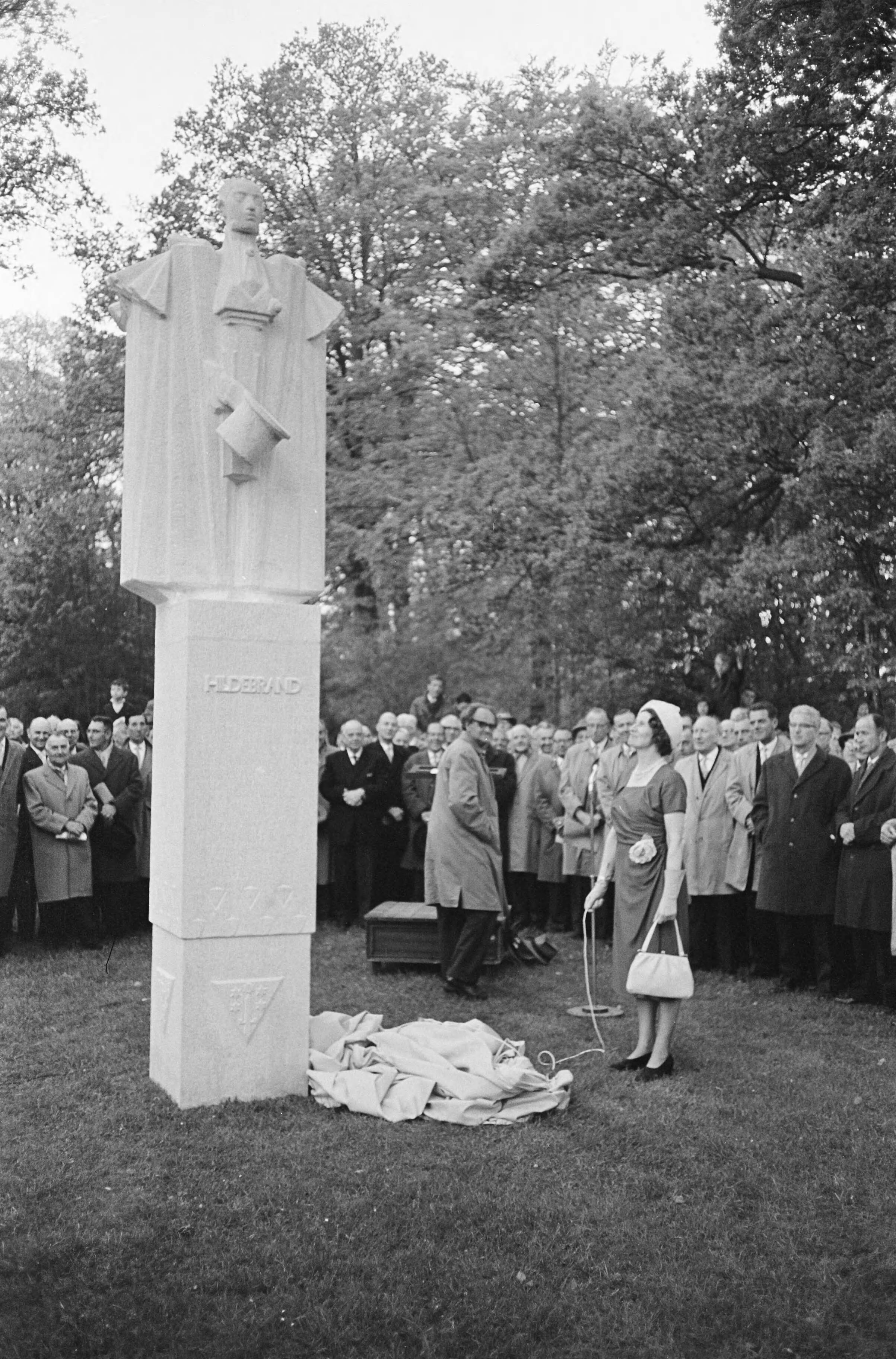 Fotocollectie Anefo — Hildebrandmonument onthuld in Haarlemmerhout te Haarlem. mej. G.M. Beets uit Amsterdam, achterkleindochter van de schrijver tijdens de onthulling — Foto: Pot, Harry / Anefo. Licentie: Set B: Rechtenvrij / Publiek Domein. Bron: Nationaal Archief. http://hdl.handle.net/10648/aa0ae9cc-d0b4-102d-bcf8-003048976d84