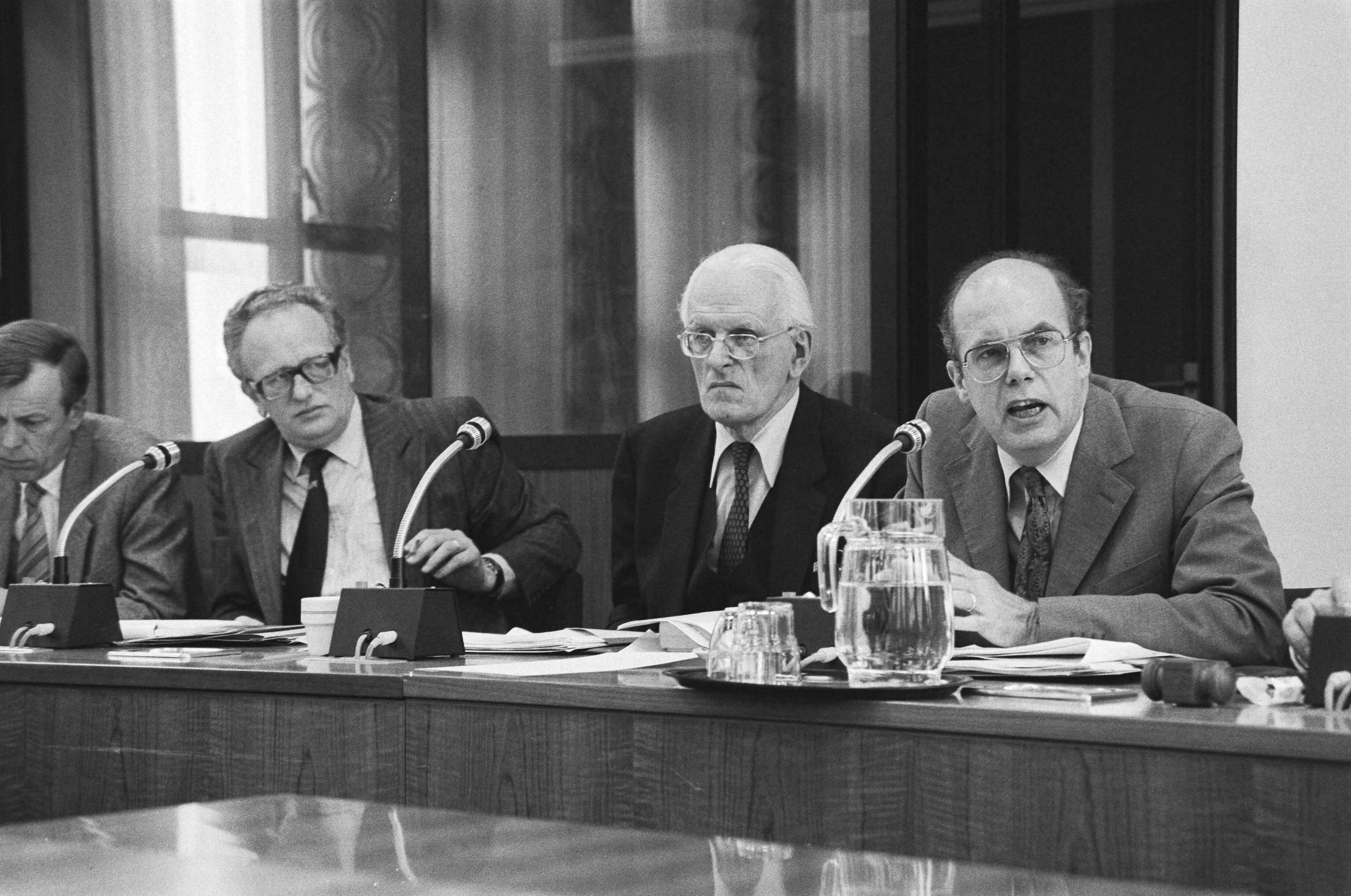 Fotocollectie Anefo — Openbare commissievergadering Onderwijs en Wetenschappen, Justitie en CRM in Den Haag . Van Kemenade , De Vries, De Ruiter — Foto: Dijk, Hans van / Anefo. Licentie: Set B: Rechtenvrij / Publiek Domein. Bron: Nationaal Archief. http://hdl.handle.net/10648/ad12b7f8-d0b4-102d-bcf8-003048976d84