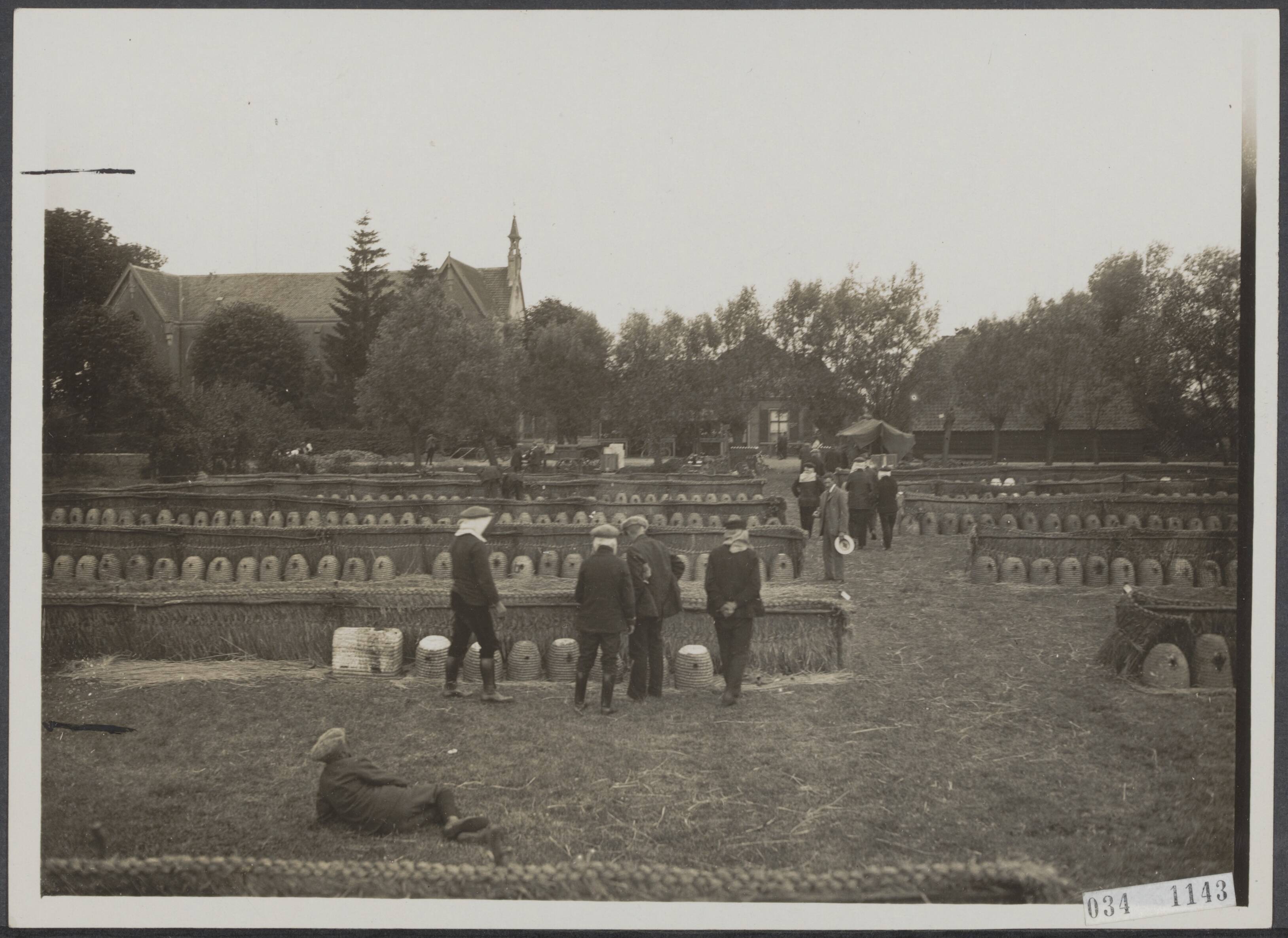 Fotocollectie Elsevier Binnenland — De jaarlijkse bijenmarkt te Veenendaal — Foto: N.V. Vereenigde Fotobureaux. Licentie: Set B: Rechtenvrij / Publiek Domein. Bron: Nationaal Archief. http://hdl.handle.net/10648/ade93b16-d0b4-102d-bcf8-003048976d84
