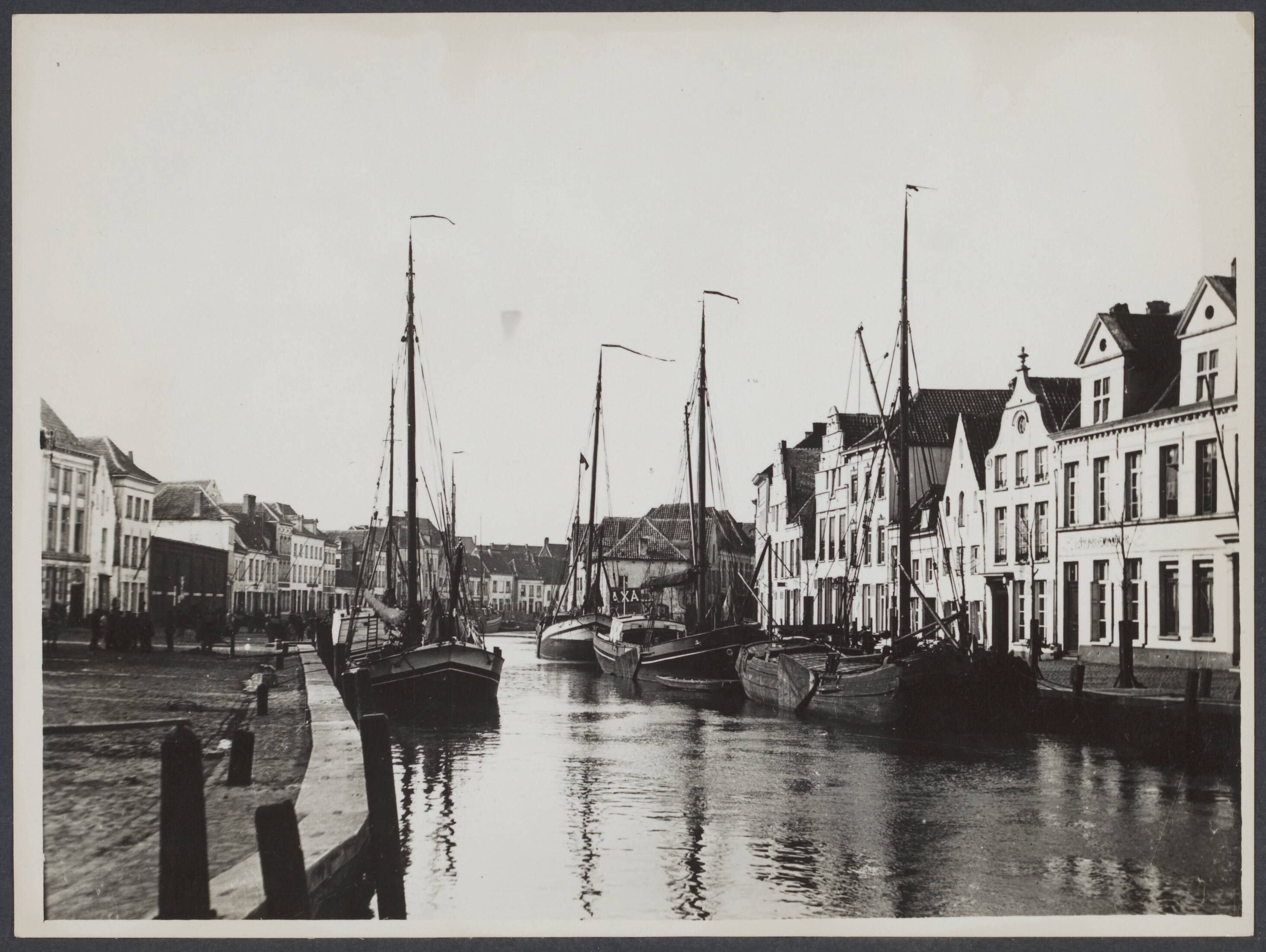 Mechelen — Mechelen. De Dijle binnen de stad met binnenschepen langs de kaden — Foto: Onbekend / Publiek Domein of Rechtenvrij. Licentie: Set B: Rechtenvrij / Publiek Domein. Bron: Nationaal Archief. http://hdl.handle.net/10648/0b4fc617-1be3-5c90-0039-f626c05353d3