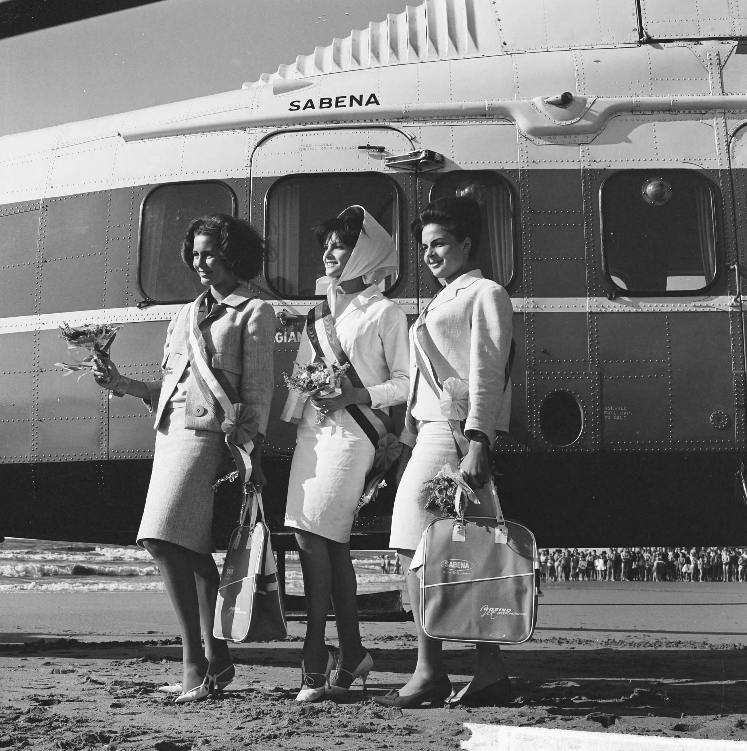 Fotocollectie Anefo — Verkiezing Miss Benelux , aankomst van de missen op het strand van Scheveningen — Foto: Koch, Eric / Anefo. Licentie: Set B: Rechtenvrij / Publiek Domein. Bron: Nationaal Archief. http://hdl.handle.net/10648/aa11e858-d0b4-102d-bcf8-003048976d84