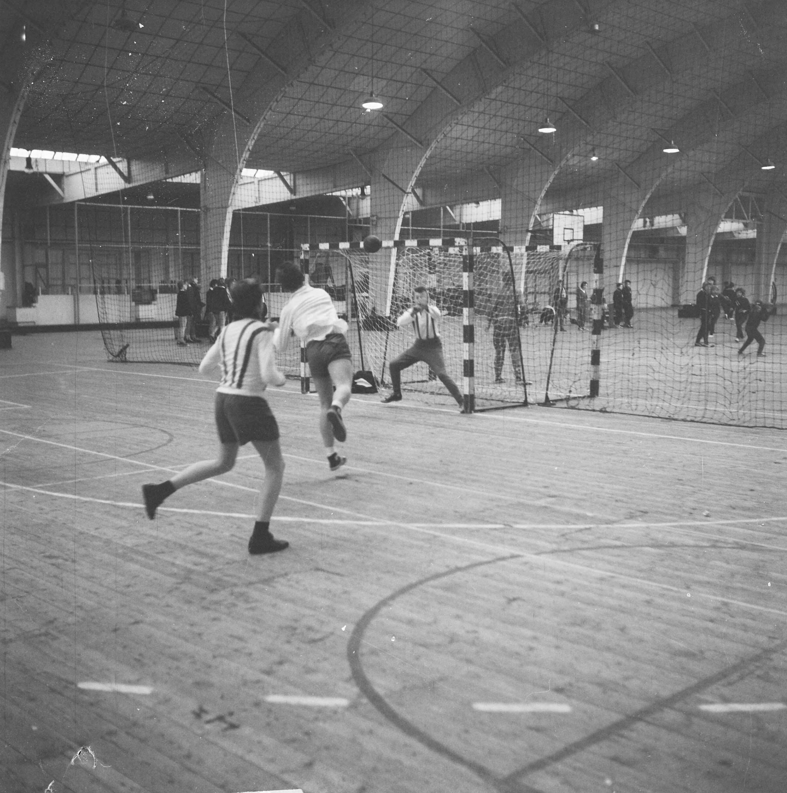 Fotocollectie Anefo — Schoolkersttoernooi in de RAI te Amsterdam georganiseerd door de Sazabo-schoolsportcommissie, handbal — Foto: Nijs, Jac. de / Anefo. Licentie: Set B: Rechtenvrij / Publiek Domein. Bron: Nationaal Archief. http://hdl.handle.net/10648/aa23cc58-d0b4-102d-bcf8-003048976d84