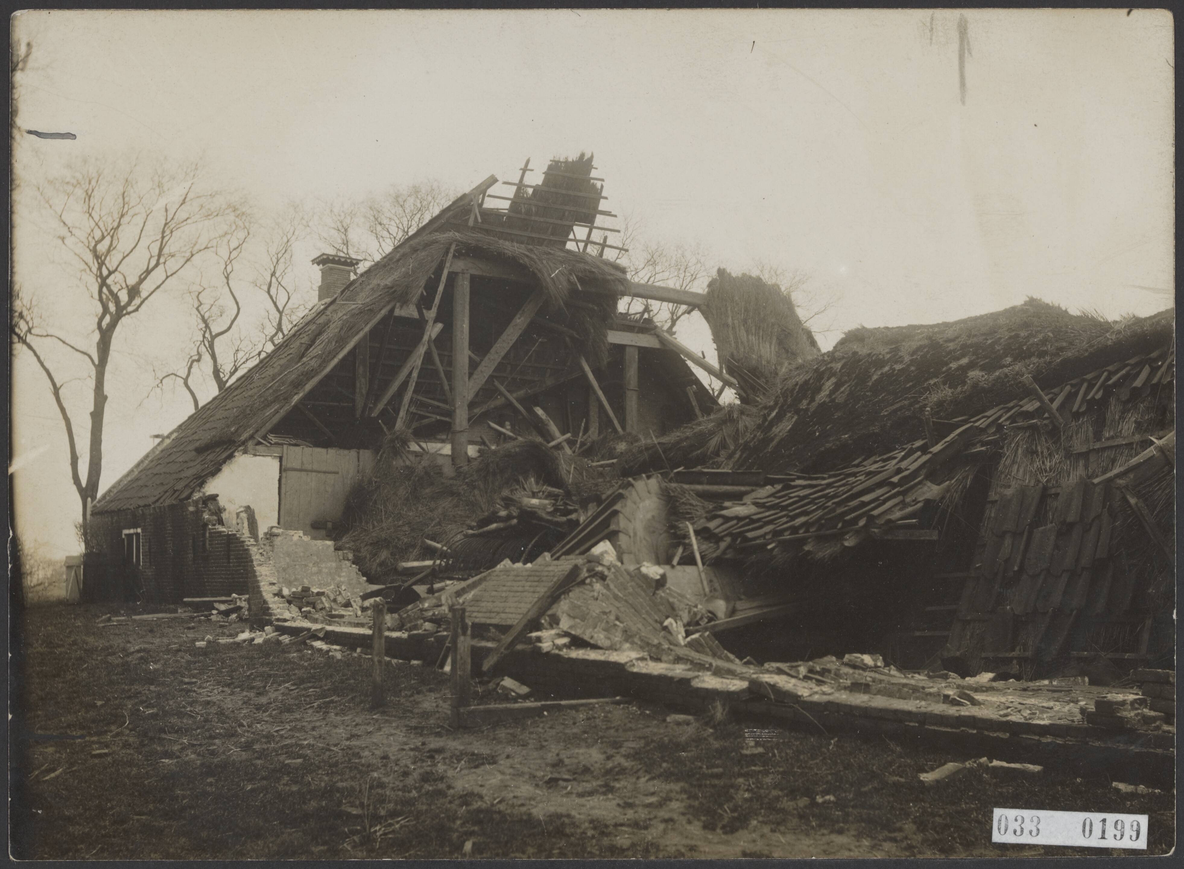 Fotocollectie Elsevier Binnenland — Windhoos vernielde boerderij "De Hoogte"onder Oldehove (Groningen) — Foto: Onbekend / Publiek Domein of Rechtenvrij. Licentie: Set B: Rechtenvrij / Publiek Domein. Bron: Nationaal Archief. http://hdl.handle.net/10648/ade5f668-d0b4-102d-bcf8-003048976d84