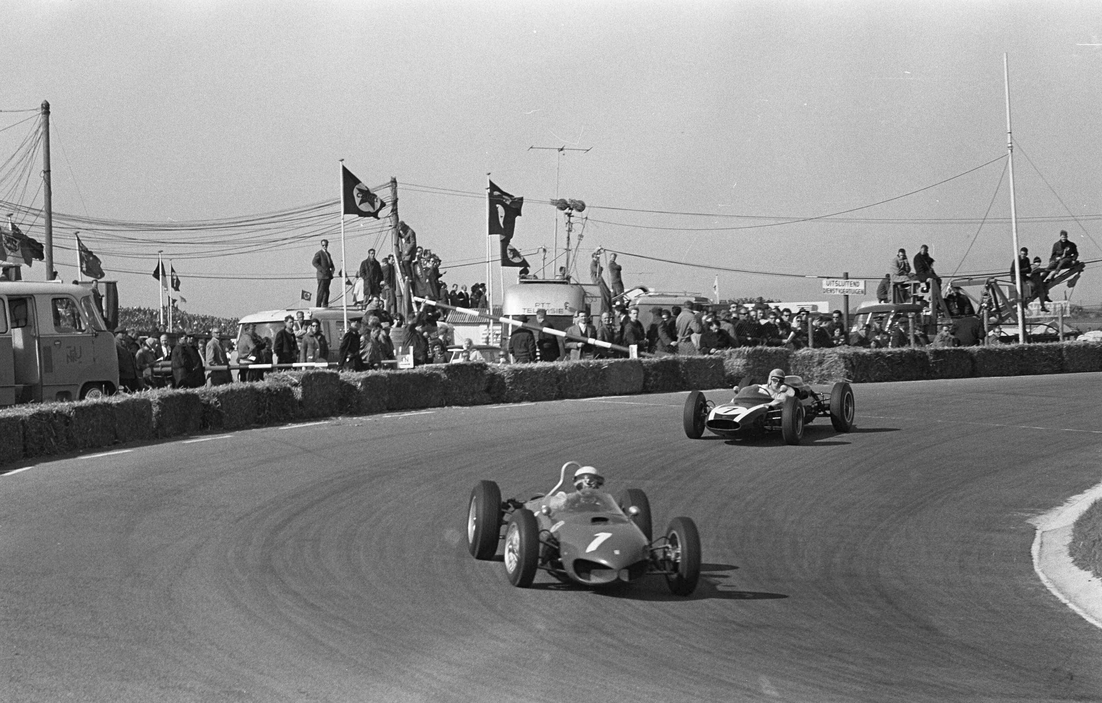 Grand Prix Zandvoort 1962 — Grand Prix van Zandvoort. Phil Hill (1, Frerarii) gevolgd door Tony Maggs (7, Cooper-Climax) — Foto: Bilsen, Joop van / Anefo. Licentie: Set B: Rechtenvrij / Publiek Domein. Bron: Nationaal Archief. http://hdl.handle.net/10648/aa096674-d0b4-102d-bcf8-003048976d84