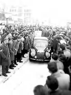 Fotocollectie Anefo — Start Rally van Monte Carlo bij het Kurhaus te Den Haag — Foto: Pot, Harry / Anefo. Licentie: Set B: Rechtenvrij / Publiek Domein. Bron: Nationaal Archief. http://hdl.handle.net/10648/a97368fe-d0b4-102d-bcf8-003048976d84