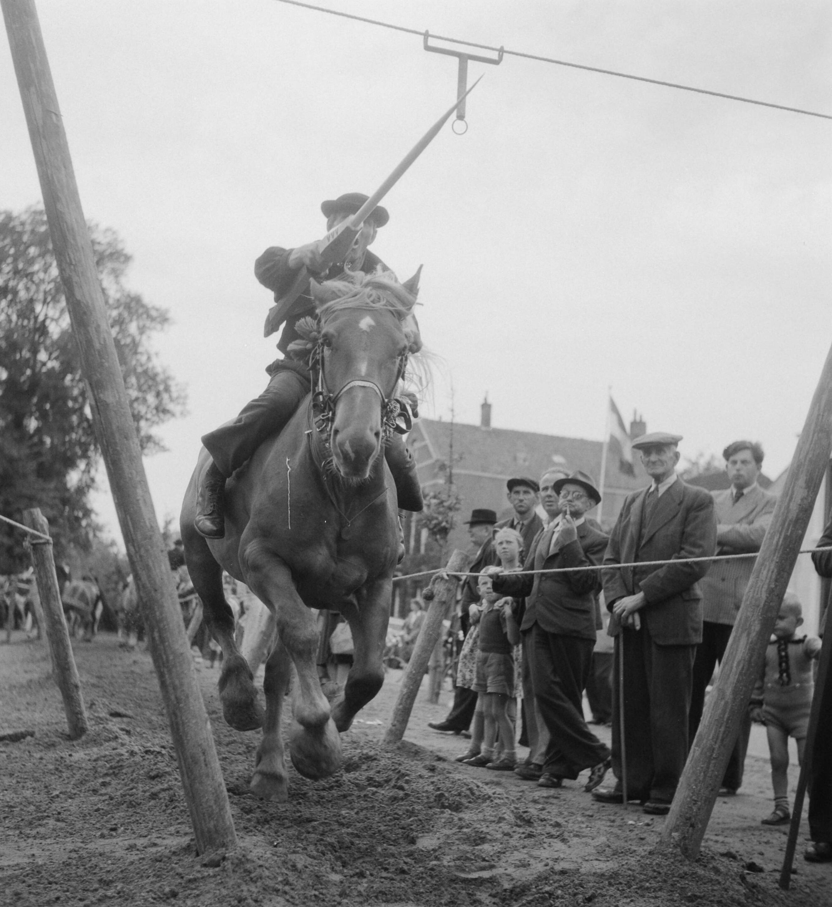 Ringsteken in Middelburg — Ringrijden in Middelburg — Foto: Noske, J.D. / Anefo. Licentie: Set B: Rechtenvrij / Publiek Domein. Bron: Nationaal Archief. http://hdl.handle.net/10648/a8de0dc2-d0b4-102d-bcf8-003048976d84