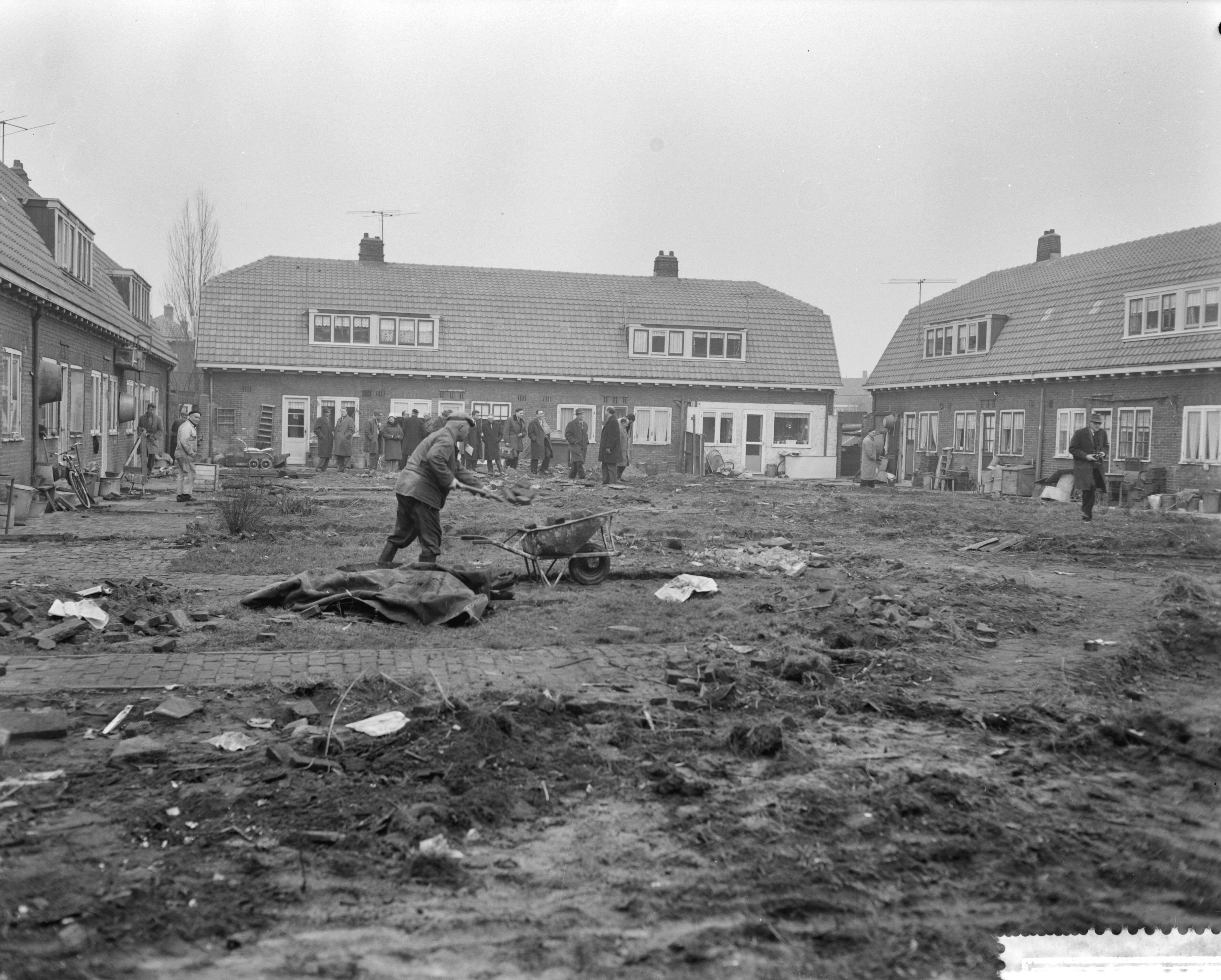 Fotocollectie Anefo — Sanering Tuindorp Oostzaan, overzicht oude toestand — Foto: Bilsen, Joop van / Anefo. Licentie: Set B: Rechtenvrij / Publiek Domein. Bron: Nationaal Archief. http://hdl.handle.net/10648/a9ca6578-d0b4-102d-bcf8-003048976d84