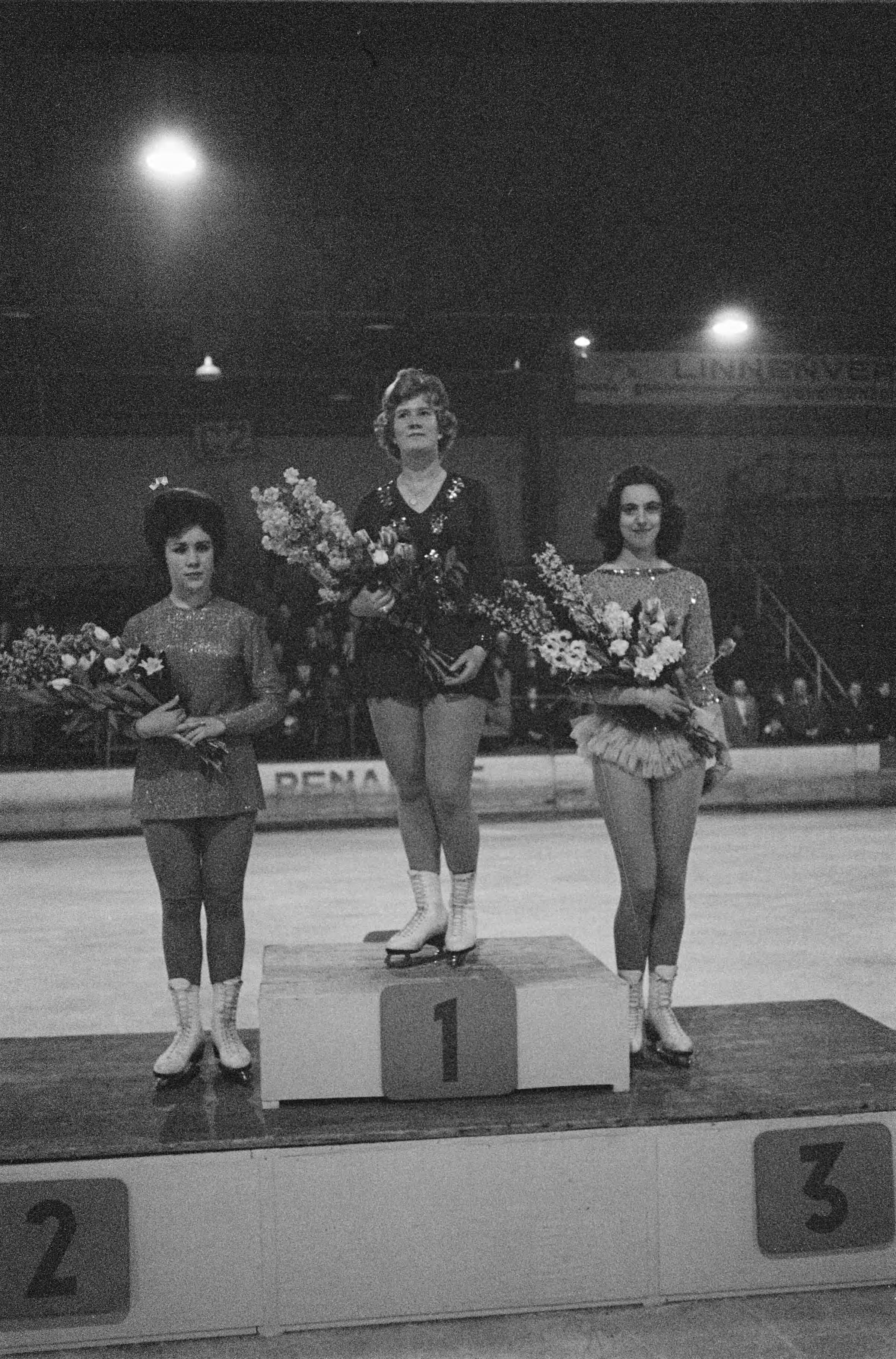 Fotocollectie Anefo — Nederlandse kampioenschappen kunstrijden in Den Haag. Sjoukje Dijkstra werd voor de 5e keer Nederlands kampioene. Vlnr. Truusje Geradt (Den Haag, 2e), Sjoukje Dijkstra (Amstelveen, 1e), Lilian van der Graaf (Den Haag, 3e) — Foto: Pot, Harry / Anefo. Licentie: Set B: Rechtenvrij / Publiek Domein. Bron: Nationaal Archief. http://hdl.handle.net/10648/a9ce24c4-d0b4-102d-bcf8-003048976d84