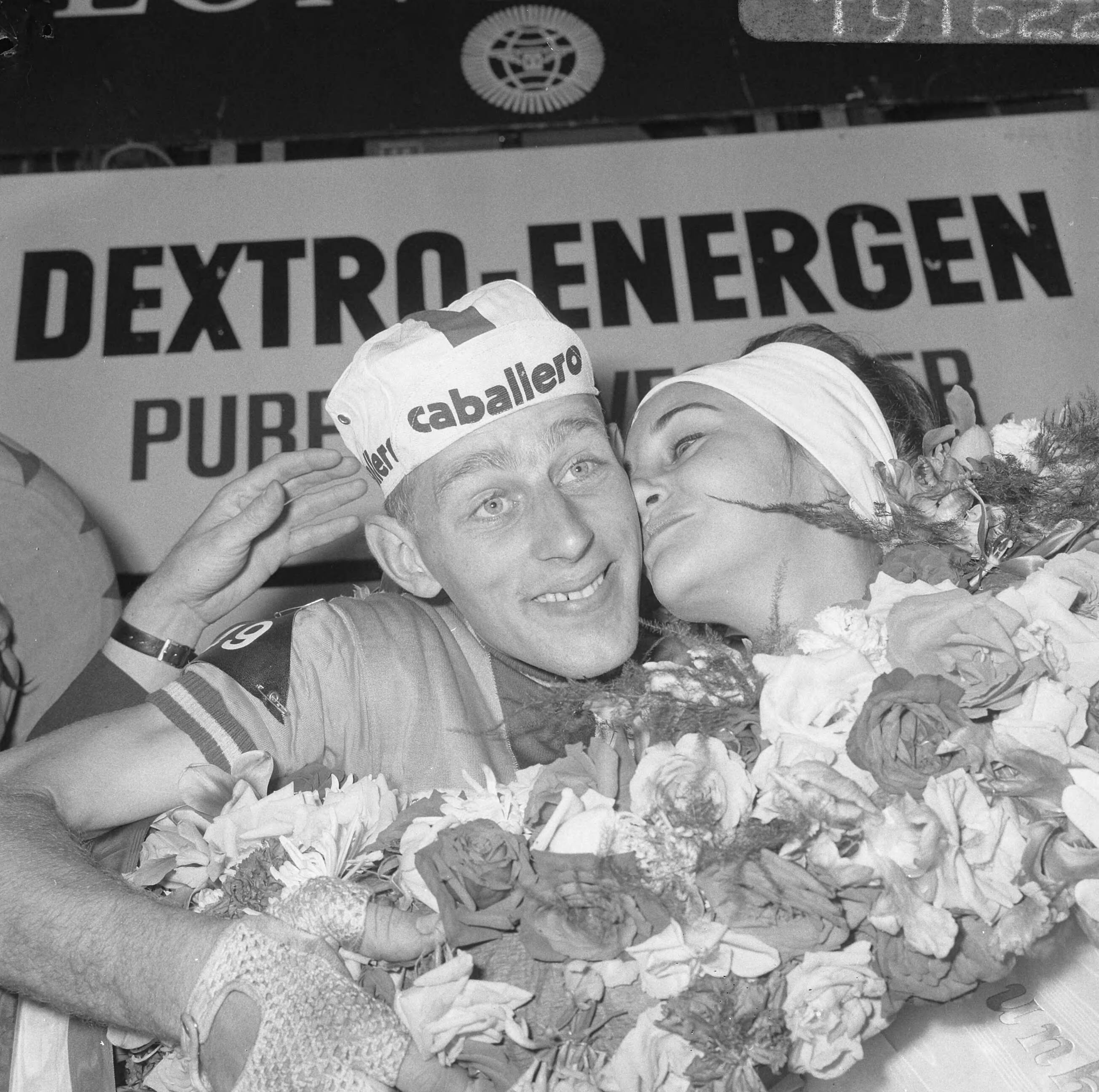 Fotocollectie Anefo — Olympias toer 1966, winnaar Jan van der Horst uit Haar lem en de toermiss — Foto: Nijs, Jac. de / Anefo. Licentie: Set B: Rechtenvrij / Publiek Domein. Bron: Nationaal Archief. http://hdl.handle.net/10648/aaead078-d0b4-102d-bcf8-003048976d84