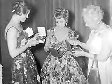 Fotocollectie Anefo — Uitreiking van de toneelprijzen 1958-1959 in de Stadsschouwburg te Haarlem, v.l.n.r. Ina van Faassen, Myra Ward en Ida Wasserman — Foto: Bilsen, Joop van / Anefo. Licentie: Set B: Rechtenvrij / Publiek Domein. Bron: Nationaal Archief. http://hdl.handle.net/10648/a9954370-d0b4-102d-bcf8-003048976d84