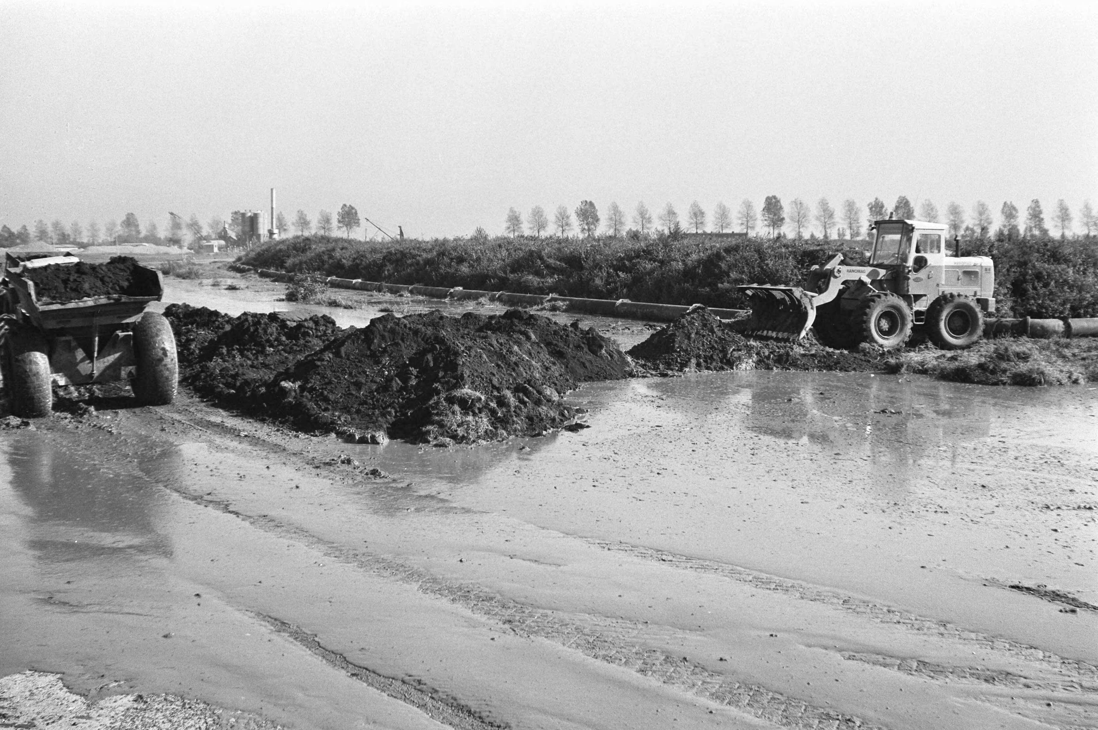 Fotocollectie Anefo — Overstroomd bouwterrein in Alphen aan den Rijn — Foto: Behrens, Herbert F. / Anefo. Licentie: Set B: Rechtenvrij / Publiek Domein. Bron: Nationaal Archief. http://hdl.handle.net/10648/abf831a4-d0b4-102d-bcf8-003048976d84