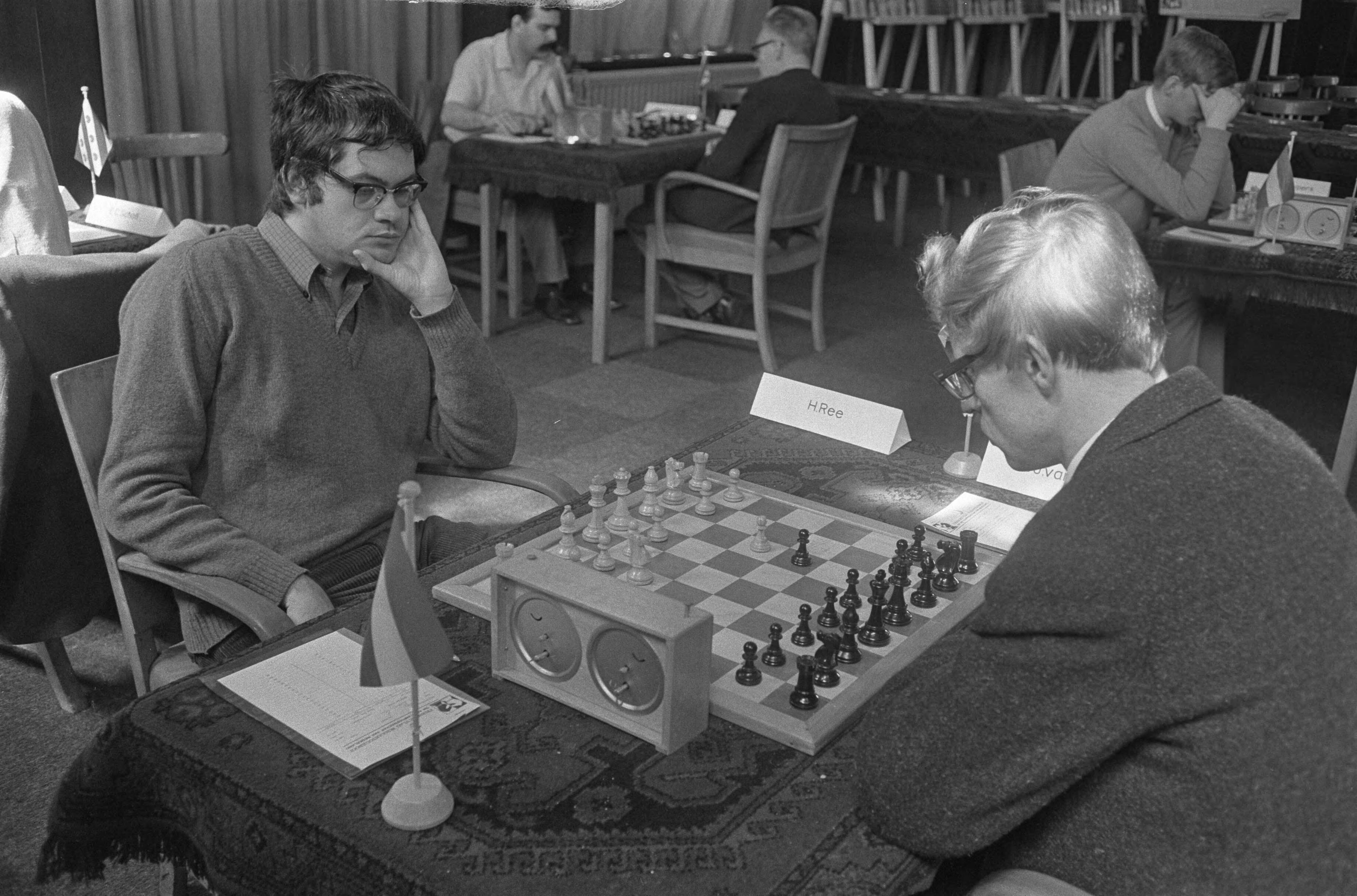 Fotocollectie Anefo — Nationale schaakkampioenschappen te Leeuwarden nr. 9 : Ree (links) en van Baarle (achterhoofd), nr. 10 , 11: Donner, nr. 12 : Ree — Foto: Koch, Eric / Anefo. Licentie: Set B: Rechtenvrij / Publiek Domein. Bron: Nationaal Archief. http://hdl.handle.net/10648/ab64c1d0-d0b4-102d-bcf8-003048976d84