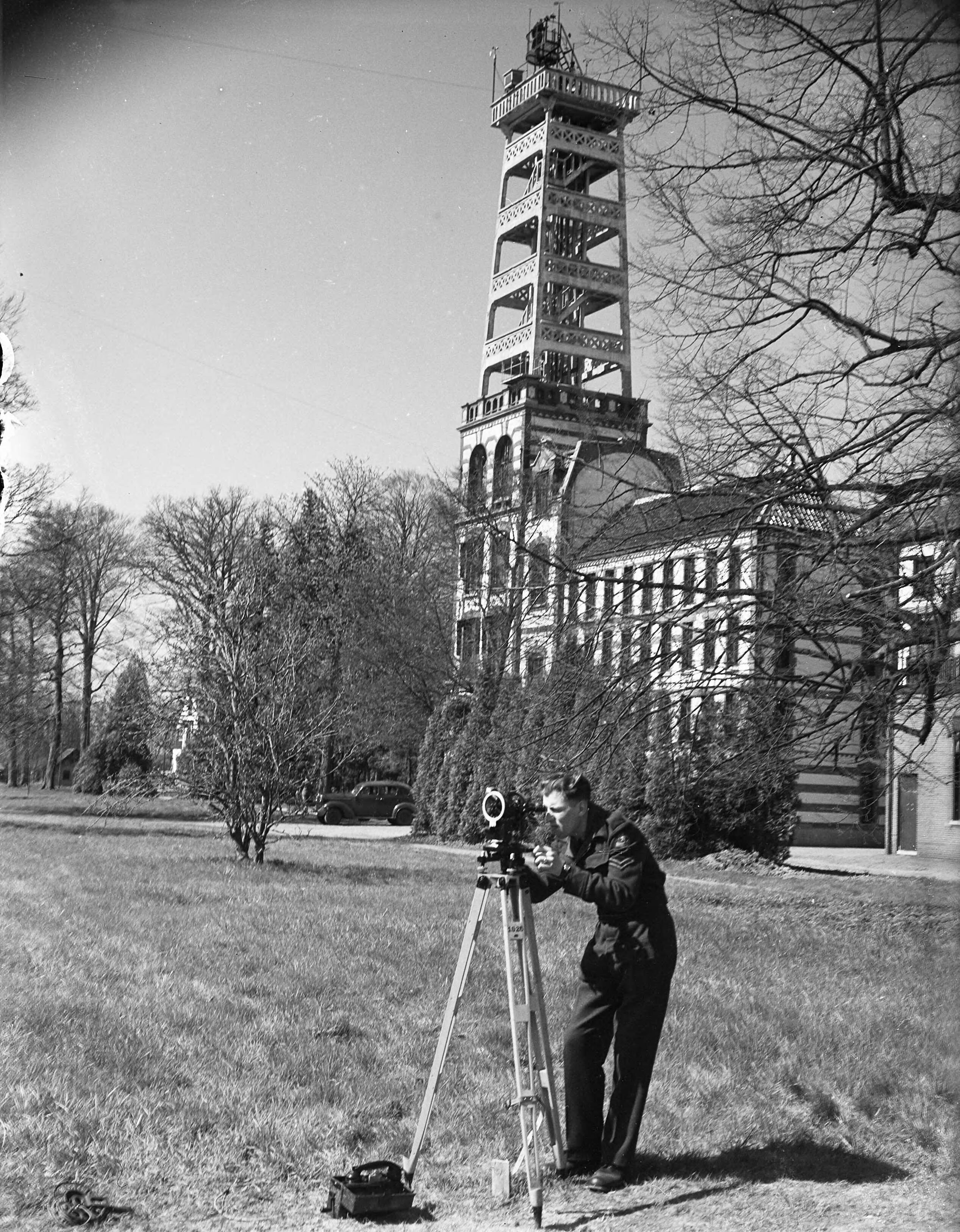 Fotocollectie Anefo — Nieuwe Weerwaarneming KNMI De Bilt — Foto: Noske, J.D. / Anefo. Licentie: Set B: Rechtenvrij / Publiek Domein. Bron: Nationaal Archief. http://hdl.handle.net/10648/a8a75e8a-d0b4-102d-bcf8-003048976d84