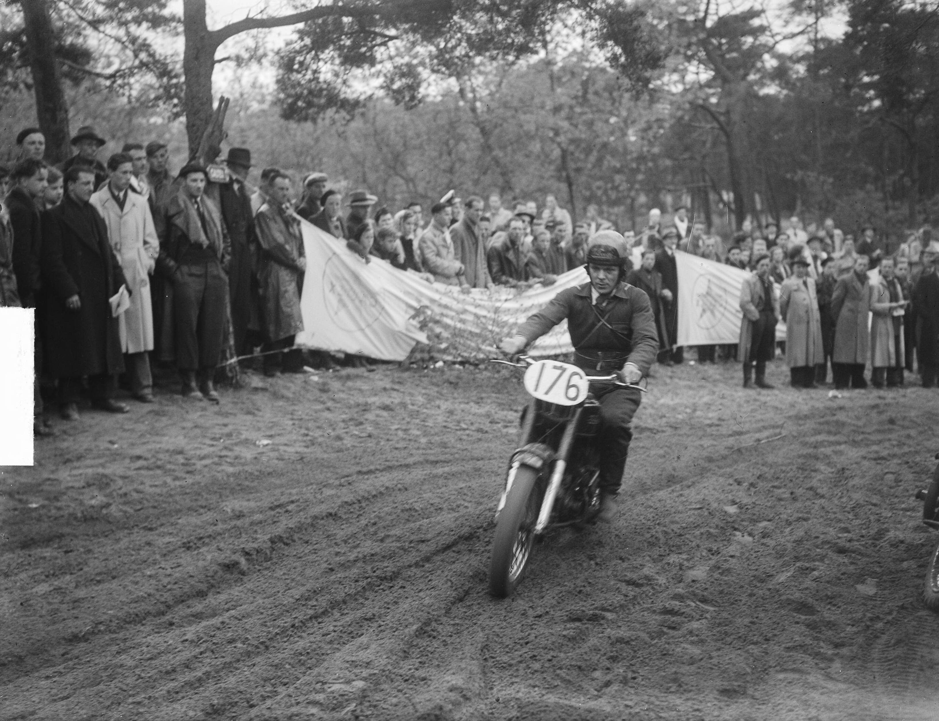 Internationaal motorraces voor terreinrijders op Duinrell (Wassenaar) — Foto: Nijs, Jac. de / Anefo. — Licentie: Set B: Rechtenvrij / Publiek Domein. Bron: Nationaal Archief. http://hdl.handle.net/10648/a8d8adfa-d0b4-102d-bcf8-003048976d84