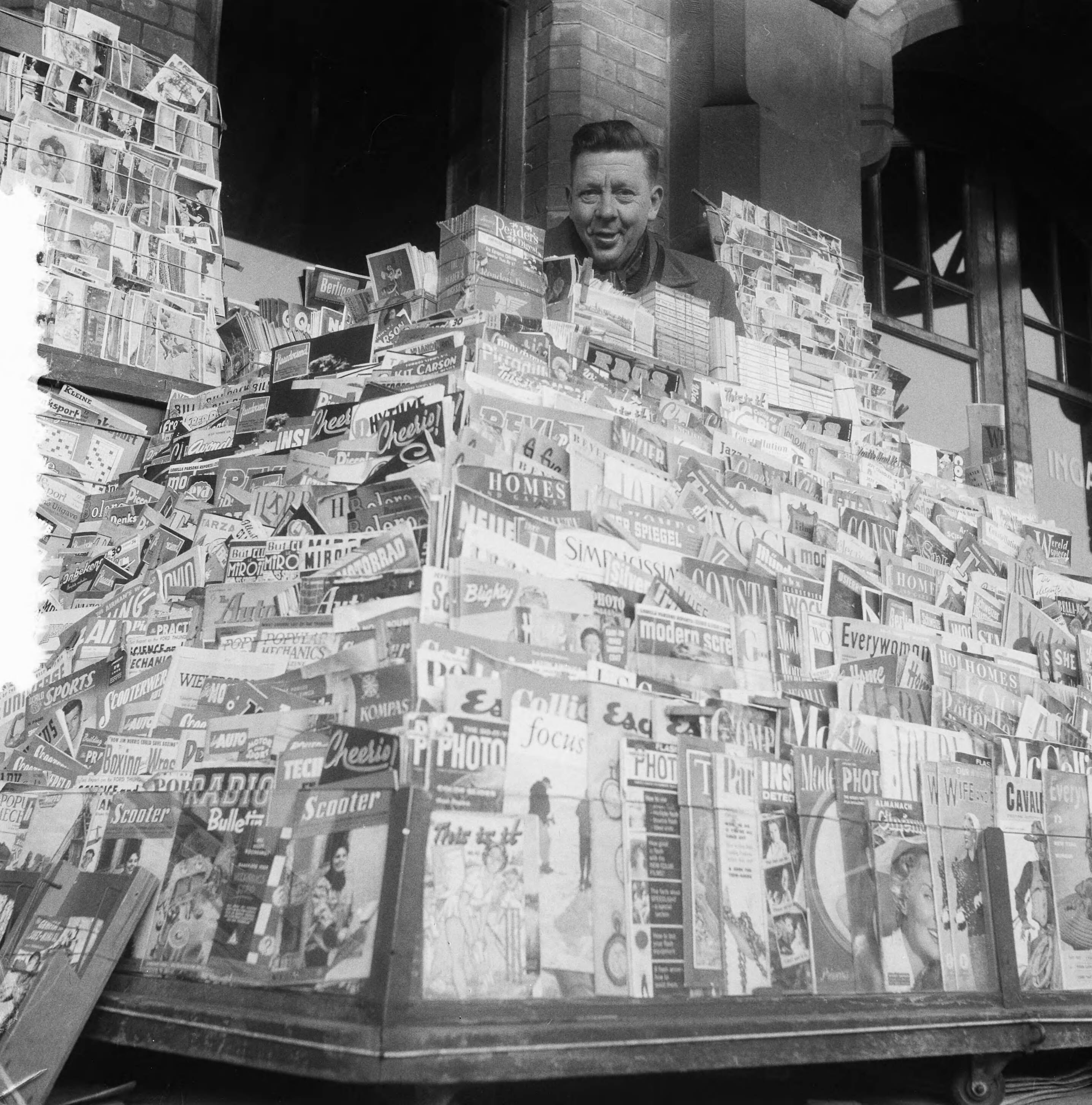 Fotocollectie Anefo — Man die nooit leest boekverkoper op station Haarlem, Corn. Ko — Foto: Noske, J.D. / Anefo. Licentie: Set B: Rechtenvrij / Publiek Domein. Bron: Nationaal Archief. http://hdl.handle.net/10648/a941c024-d0b4-102d-bcf8-003048976d84