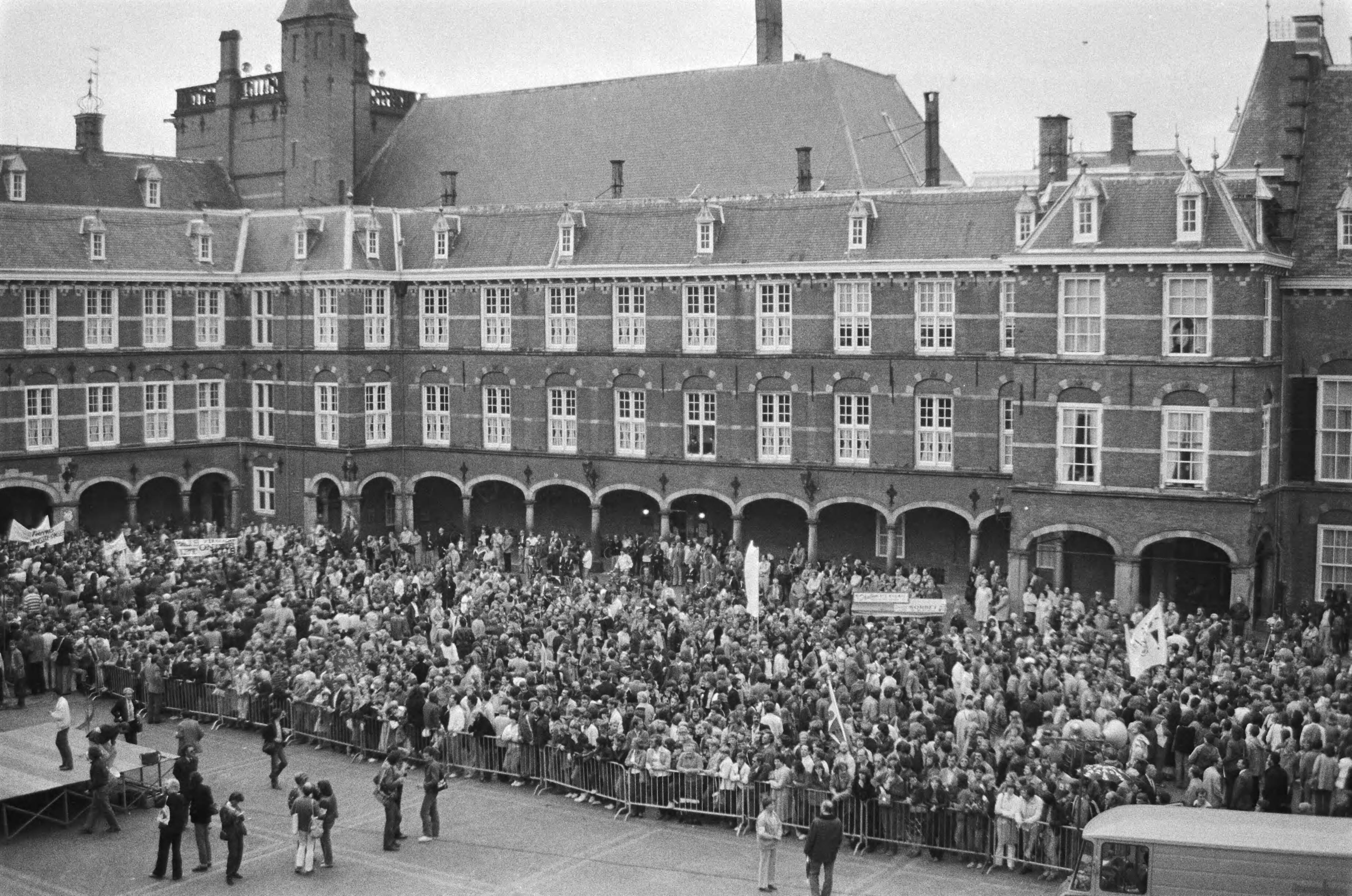 Fotocollectie Anefo — Demonstratie leerkrachten in Den Haag tegen beleid regering, demonstranten op het Binnenhof — Foto: Croes, Rob C. / Anefo. Licentie: Set B: Rechtenvrij / Publiek Domein. Bron: Nationaal Archief. http://hdl.handle.net/10648/ace96f2e-d0b4-102d-bcf8-003048976d84